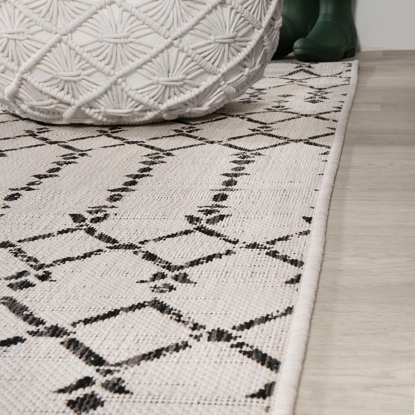 JONATHAN Y Moroccan Geometric Indoor Outdoor Round Area Rug 6 Ft Cream/Black, Ourika Textured Weave for Backyard, Patio, Porch, Easy-Cleaning, High Traffic, Pet-Friendly, Non-Shedding (SMB108I-6R)