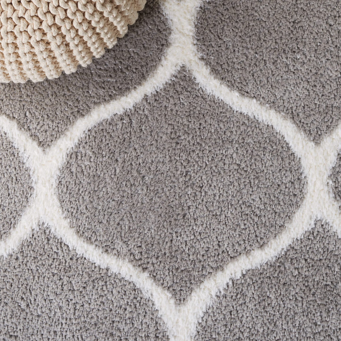 SAFAVIEH Tahoe Shag Collection Area Rug - 5' x 7', Grey & White, Trellis Design, Non-Shedding & Easy Care, 1.2-inch Thick Ideal for High Traffic Areas in Living Room, Bedroom (THO677H)
