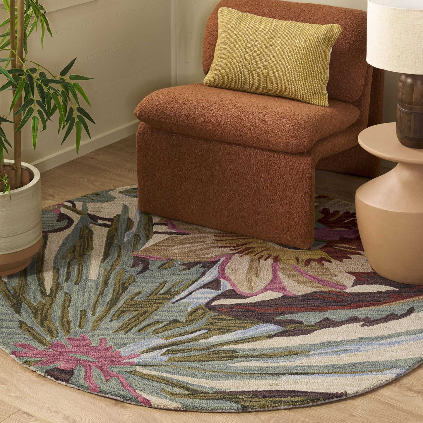 SAFAVIEH Jardin Collection Area Rug - 5' Round, Ivory & Multi, Handmade Wool, Floral Design, Ideal for Living Room, Bedroom, Dining Space (JAR325A)