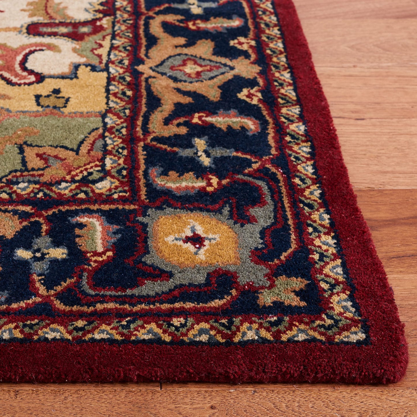 SAFAVIEH Area Rug 4x6 - Heritage Collection - Red, Handmade Wool, Traditional Oriental Medallion Design, Ideal for Living Room, Bedroom, Dining Space (HG625A)