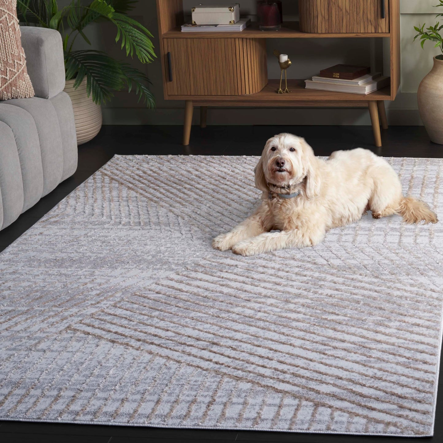 SAFAVIEH Maya Collection Area Rug - 7' Square, Ivory & Beige, Non-Shedding & Easy Care, Ideal for The Living Room, Dining Room Bedroom (MYA114B)