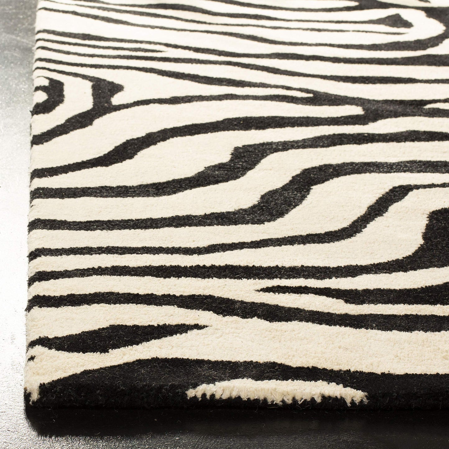 SAFAVIEH Soho Collection 5' x 8' Black / White SOH435A Handmade Premium Wool Area Rug