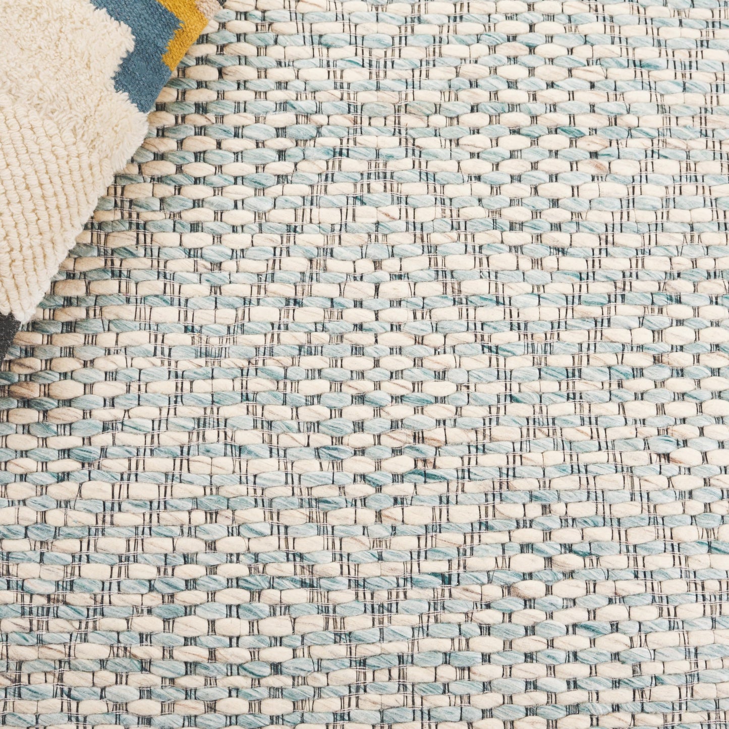 SAFAVIEH Marbella Collection Area Rug - 6' x 9', Aqua & Ivory, Flat Weave Wool, Ideal for The Living Room, Dining Room, Bedroom (MRB576Y-6)