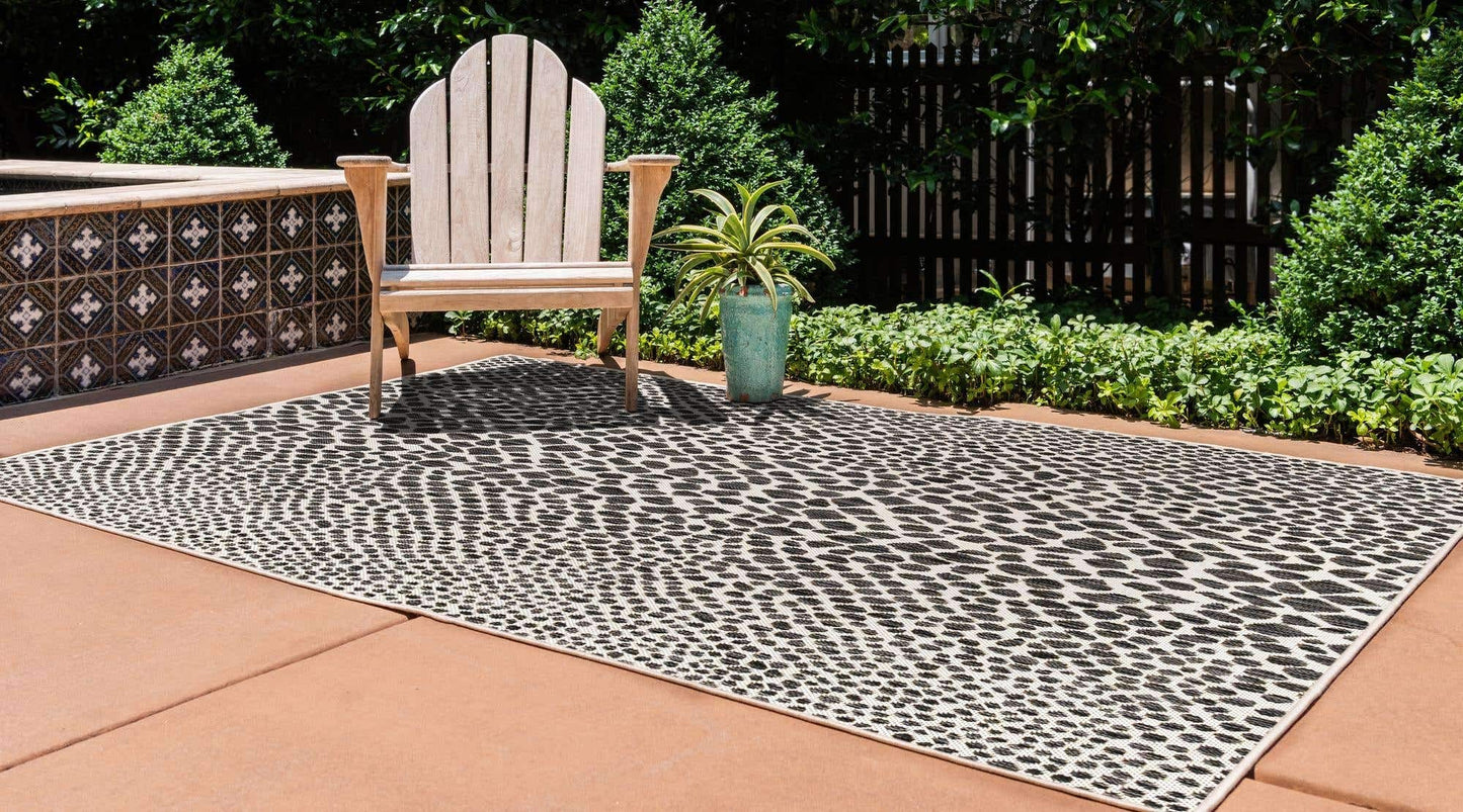 Unique Loom Outdoor Collection Area Rug - Cape Town (5' 3' x 8' Rectangle, Black/ Ivory)