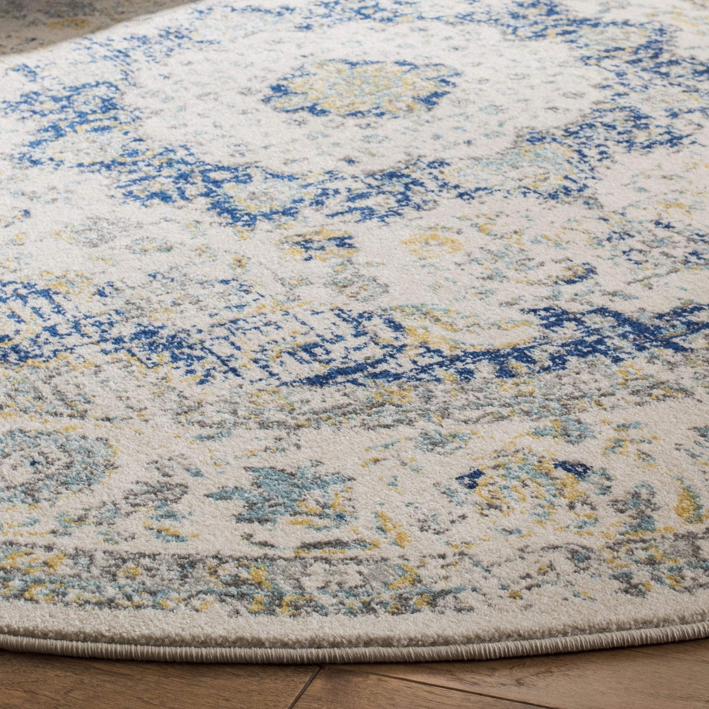SAFAVIEH Evoke Collection Area Rug - 9' Round, Ivory & Blue, Shabby Chic Oriental Medallion Design, Non-Shedding & Easy to Clean, Ideal for Living Room, Bedroom, Dining Space (EVK220C)