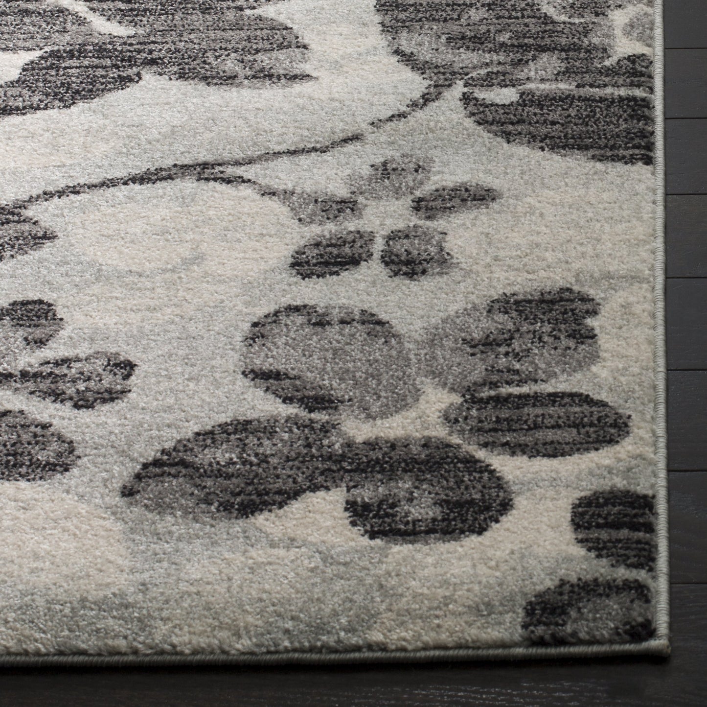 SAFAVIEH Evoke Collection 4' x 6' Grey/Black EVK236R Floral Non-Shedding Living Room Bedroom Accent Rug