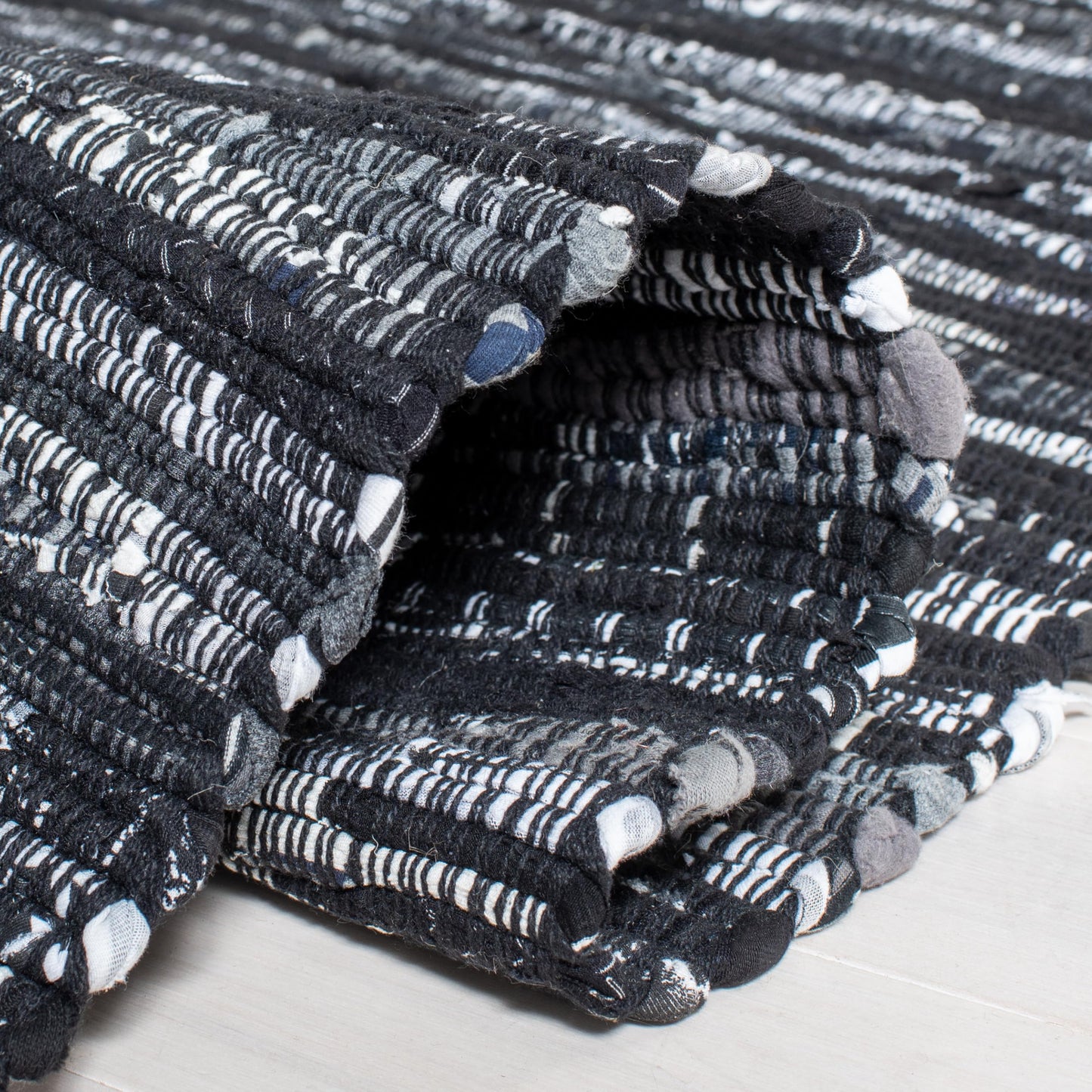 SAFAVIEH Rag Rug Collection Area Rug - 5' x 8', Black, Handmade Boho Stripe Cotton, Ideal for High Traffic Areas in Living Room, Bedroom (RAR121Z)