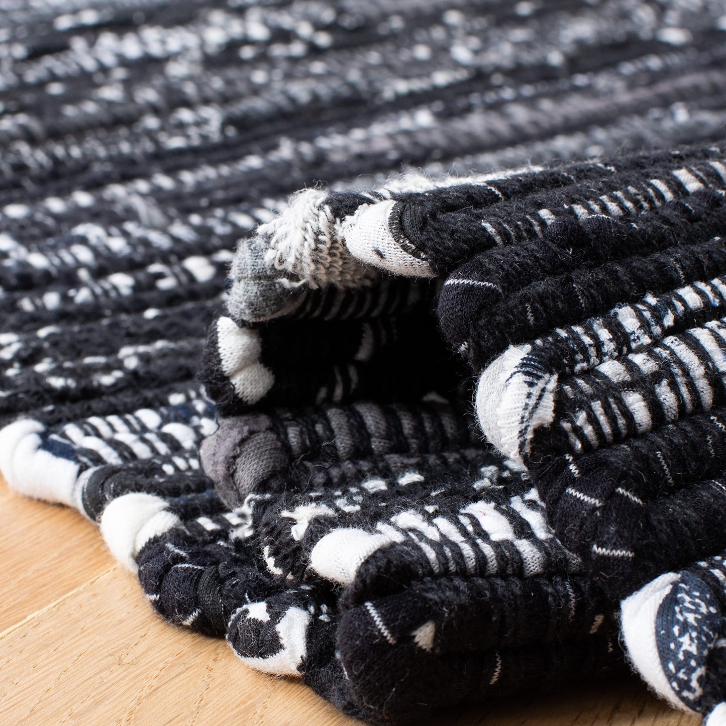 SAFAVIEH Rag Rug Collection Area Rug - 5' x 8', Black, Handmade Boho Stripe Cotton, Ideal for High Traffic Areas in Living Room, Bedroom (RAR121Z)