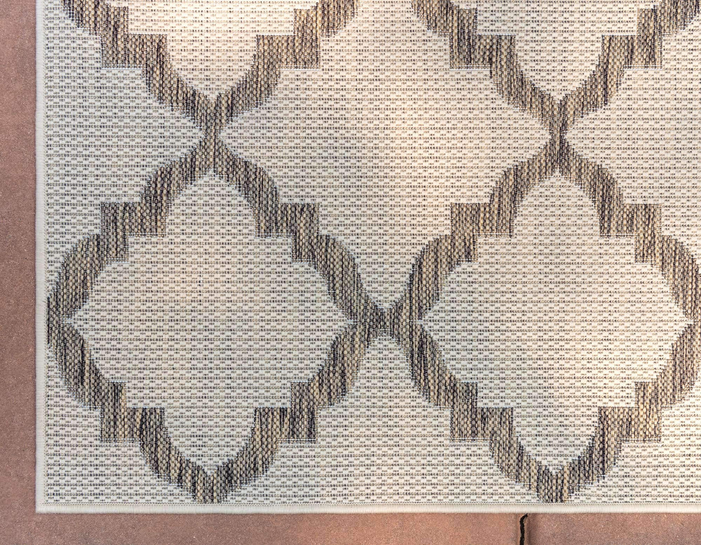 Unique Loom Outdoor Trellis Collection Area Rug - Raised Trellis (3' 3" x 5' 3" Rectangle, Beige/ Brown)