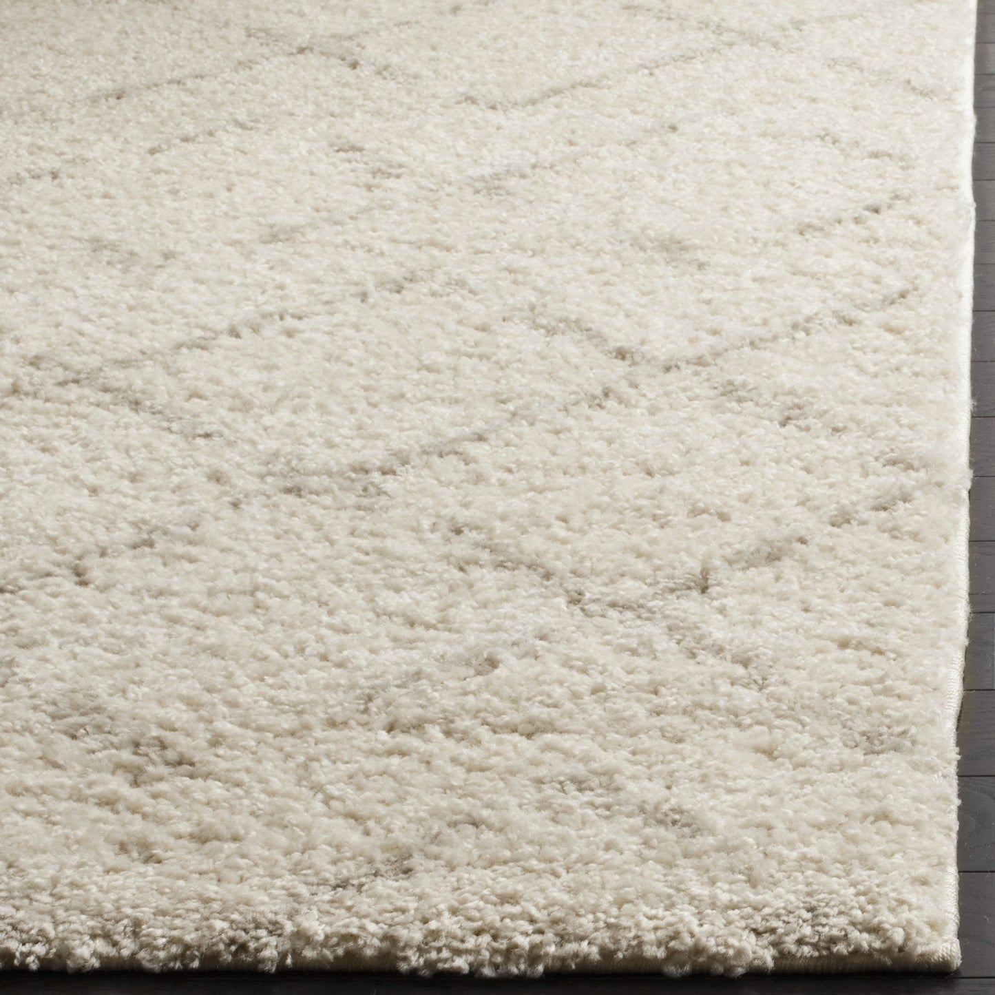SAFAVIEH Arizona Shag Collection Area Rug - 5'1" x 7'6", Ivory & Beige, Moroccan Boho Design, Non-Shedding & Easy to Clean, Ideal for Living Room, Bedroom, Dining Space (ASG743A)