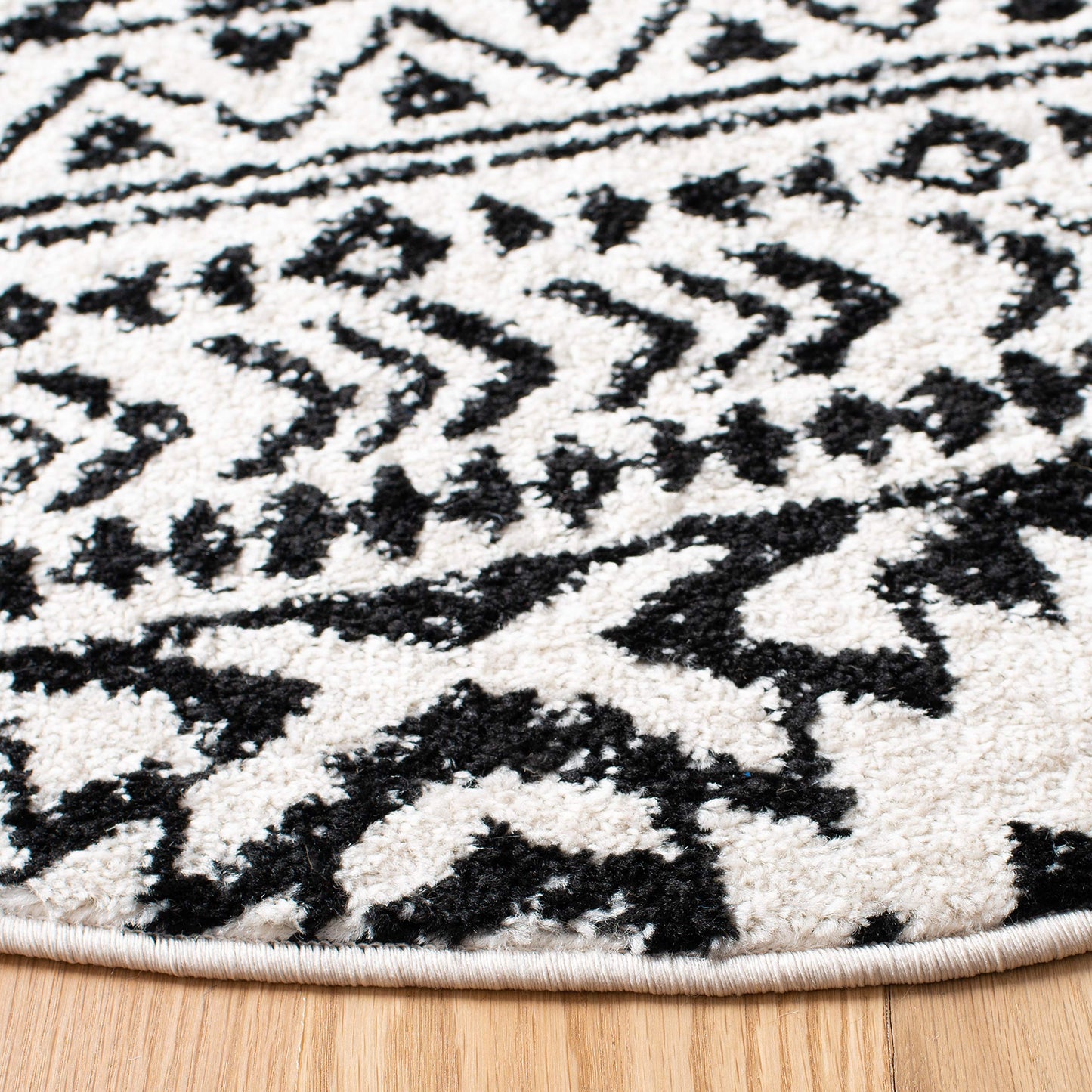 SAFAVIEH Tulum Collection Area Rug - 6'7" Round, Ivory & Black, Moroccan Boho Tribal Design, Non-Shedding & Easy to Clean, Ideal for Living Room, Bedroom, Dining Space (TUL272B)