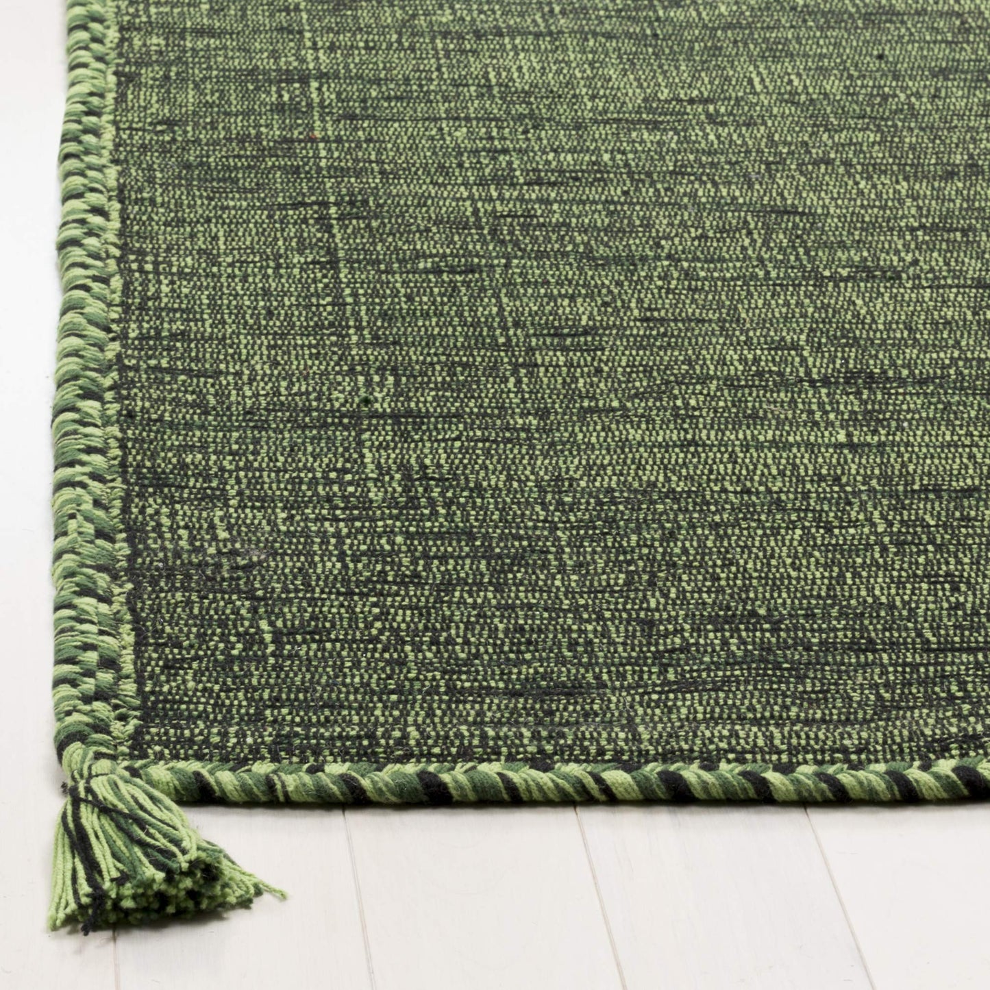 SAFAVIEH Montauk Collection Area Rug - 5' Square, Green & Black, Handmade Flat Weave Cotton Corner Tassel, Ideal for High Traffic Areas in Living Room, Bedroom (MTK150Y)