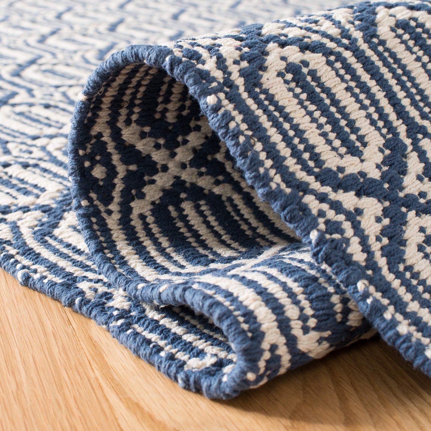SAFAVIEH Montauk Collection Accent Rug - 4' x 6', Ivory & Navy, Handmade Flat Weave Boho Farmhouse Cotton, Ideal for High Traffic Areas in Entryway, Living Room, Bedroom (MTK333B)