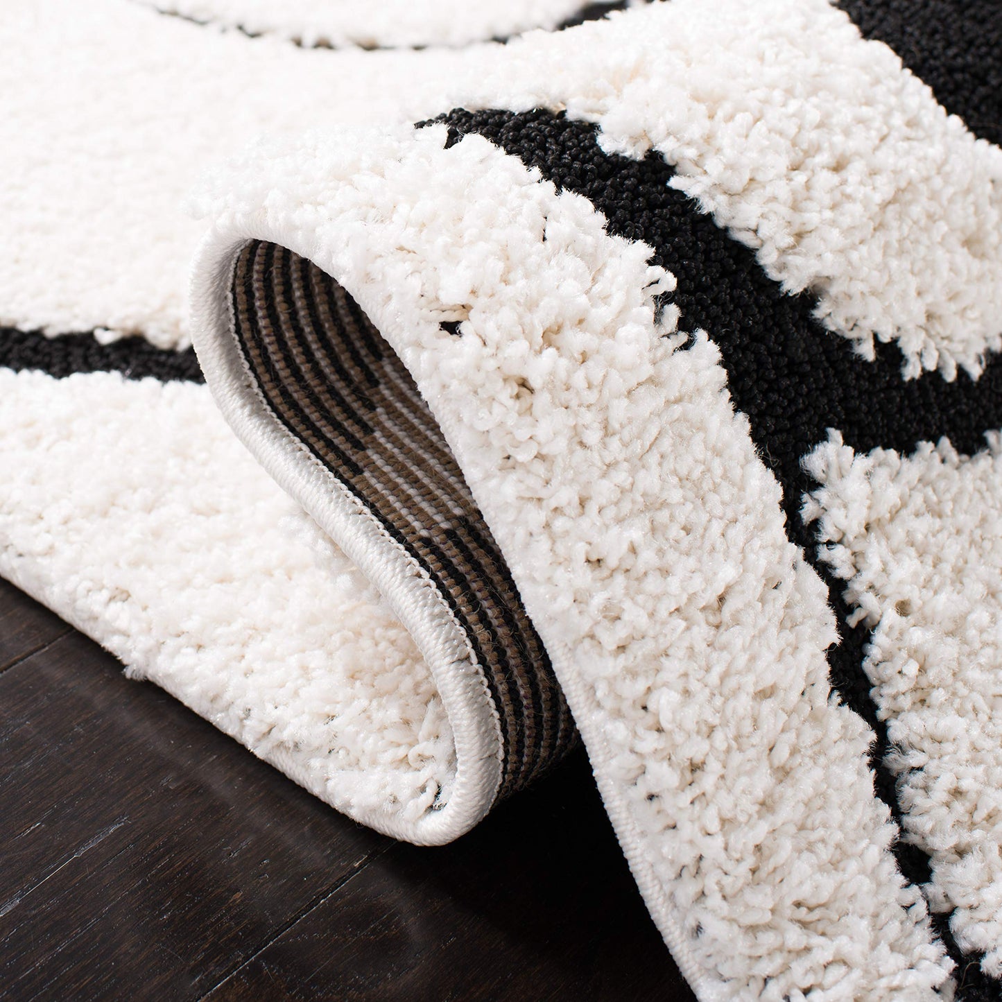 SAFAVIEH Florida Shag Collection Accent Rug - 4' x 6', Ivory & Black, Scroll Design, Non-Shedding & Easy Care, High-Low Plush Pile, Ideal for Living Room, Bedroom, Dining Space (SG455-1290)