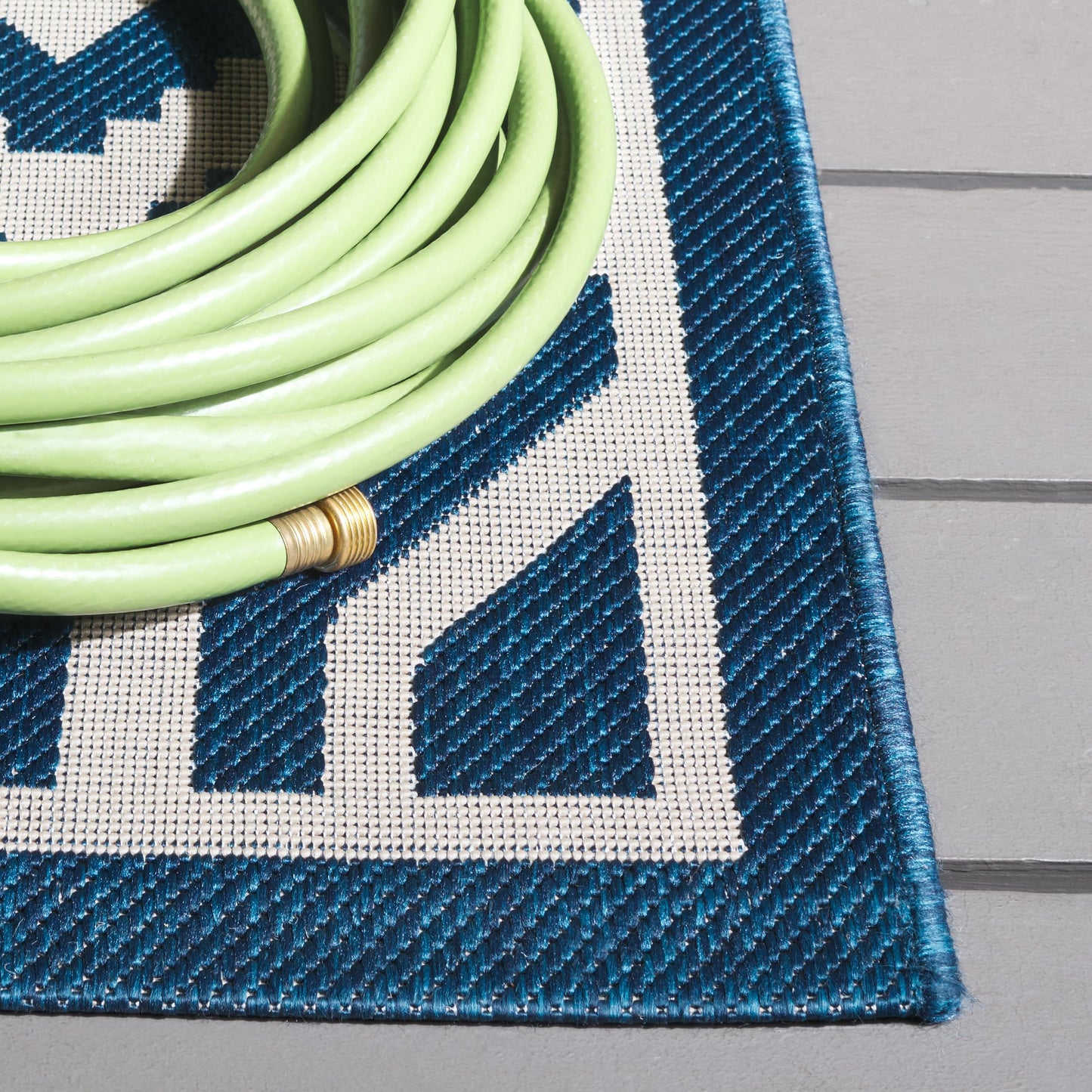 SAFAVIEH Courtyard Collection 5'3" x 7'7" Navy/Beige CY6902 Indoor/ Outdoor Splashproof Easy Scrubbing Patio Backyard Mudroom Area Rug