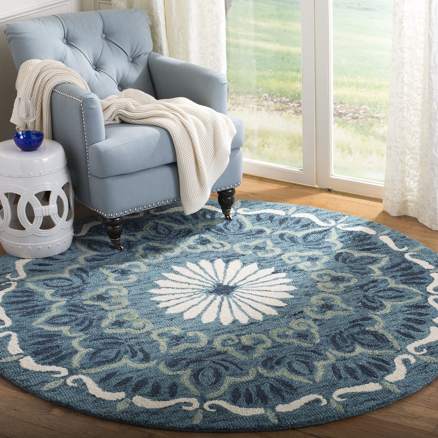 SAFAVIEH Novelty Collection Area Rug - 6' Round, Blue & Ivory, Handmade Boho Wool, Ideal for High Traffic Areas in Living Room, Bedroom (NOV602M)