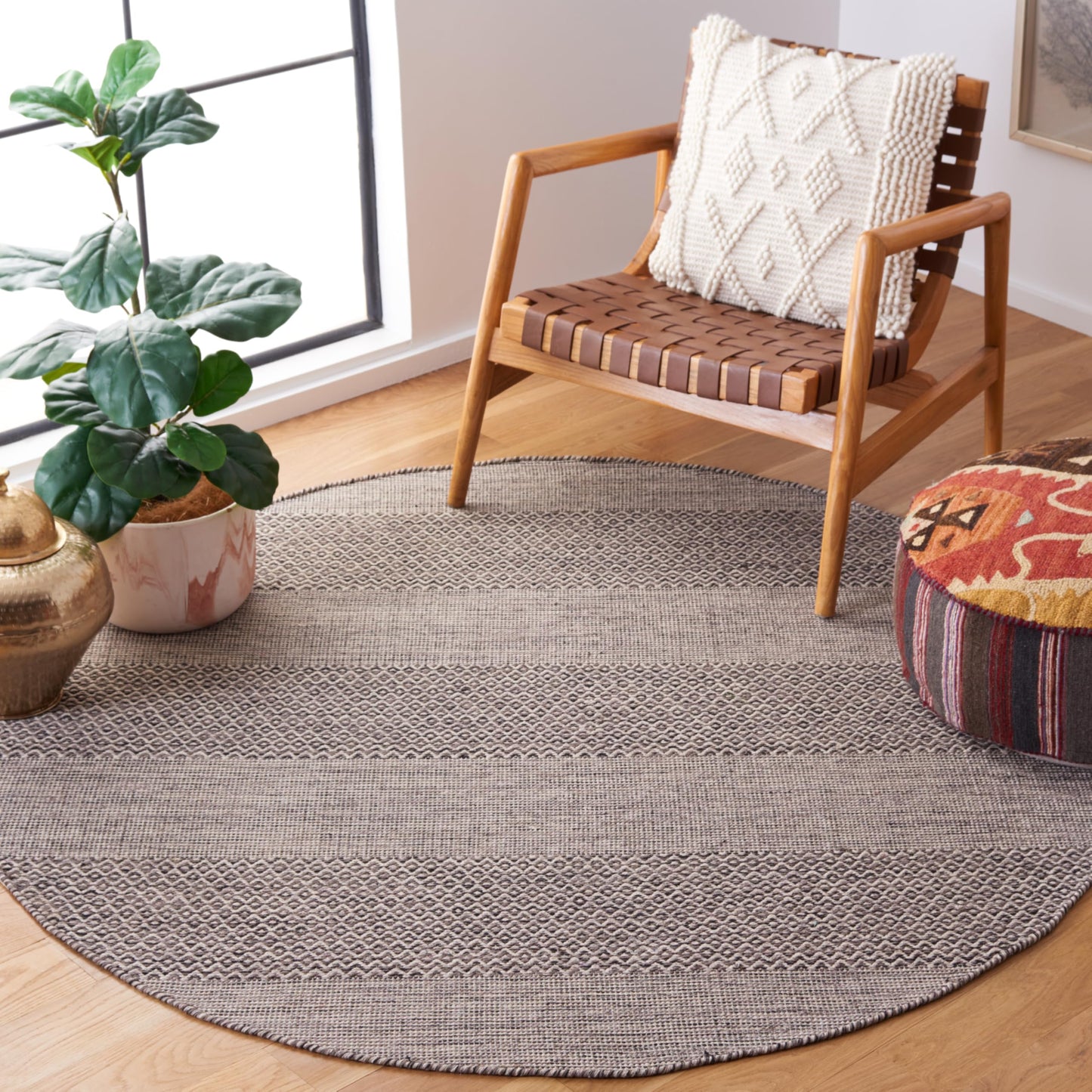 SAFAVIEH Montauk Collection Area Rug - 8' Round, Ivory & Anthracite, Handmade Flat Weave Boho Farmhouse Cotton Tassel Fringe, Ideal for High Traffic Areas in Living Room, Bedroom (MTK330N)