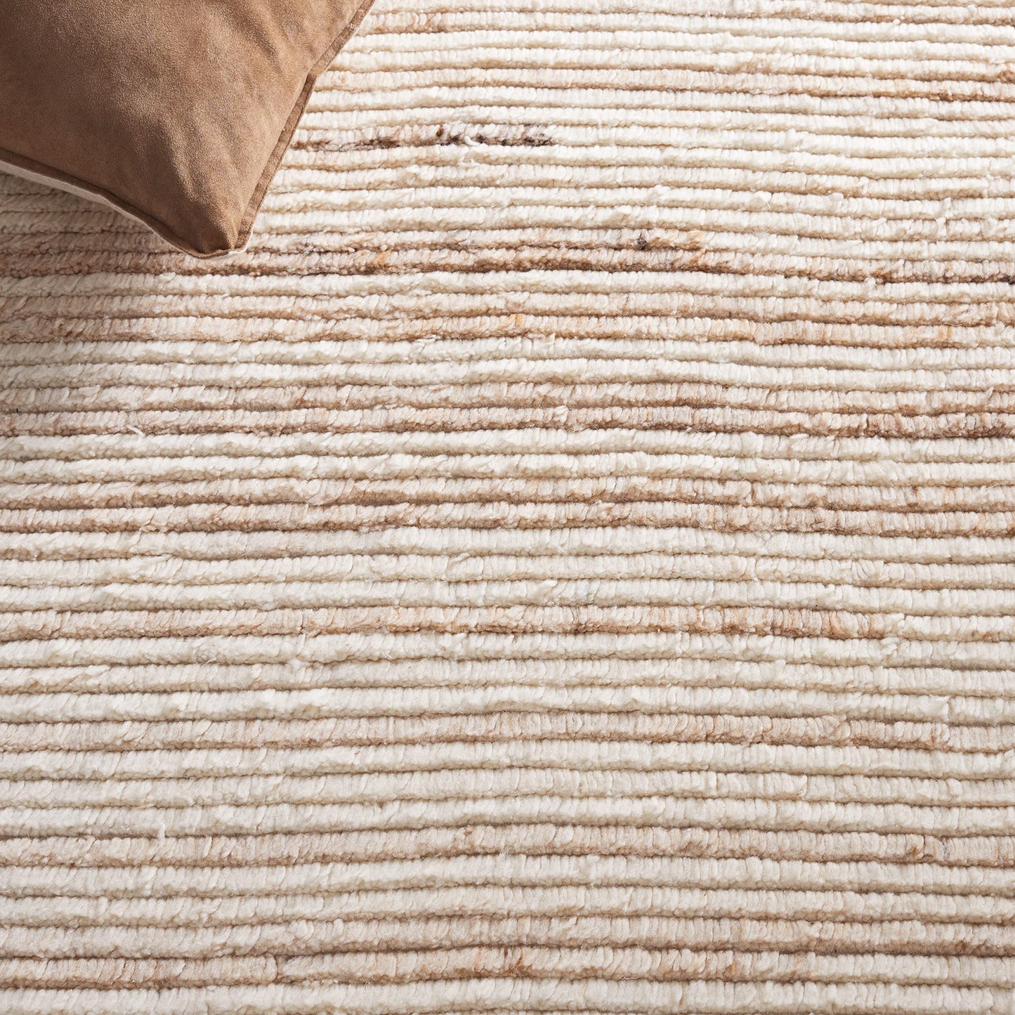 SAFAVIEH Casablanca Collection Area Rug - 9' x 12', Beige & Ivory, Geometric Design, Handmade Wool, Ideal for The Living Room, Bedroom, Dining Room (CSB793B-9)