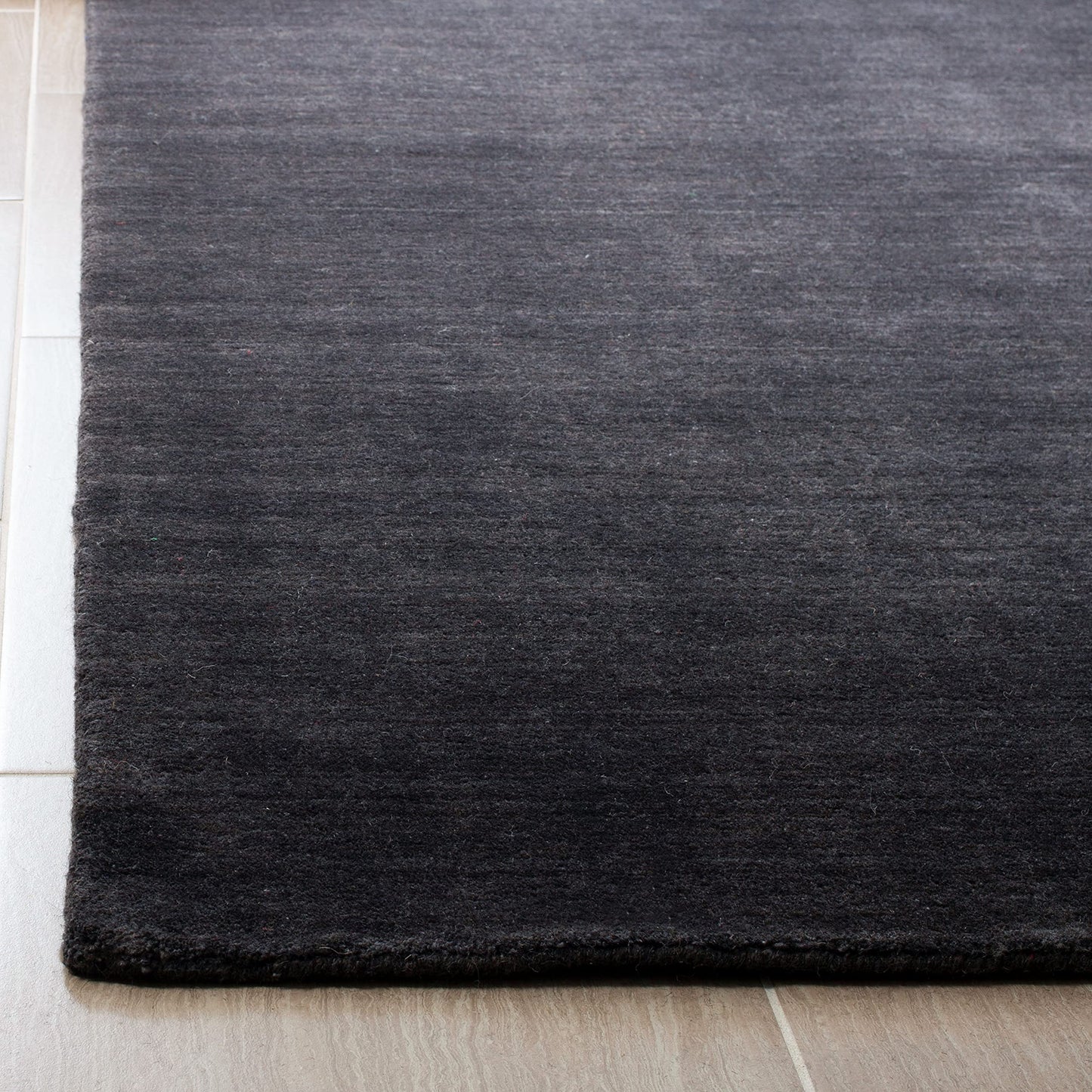 SAFAVIEH Area Rug 8x10 - Himalaya Collection - Large - Black, Handmade Wool, Ideal for Living Room, Bedroom, Office, Dining Space (HIM820Z)