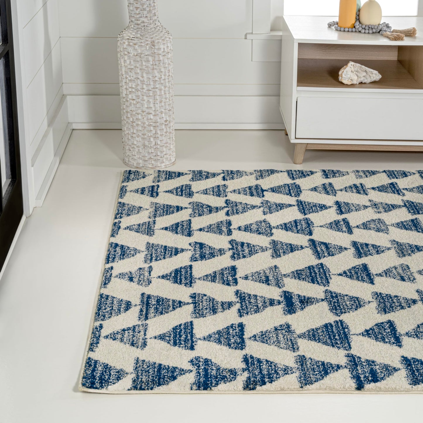 JONATHAN Y Aisha Moroccan Triangle Geometric Cream/Navy Indoor Area Rug, 8x10, Contemporary, Modern, Easy-Cleaning for Living Room, Bedroom, Kitchen, Pet Friendly, Non-Shedding (MOH206D-8)