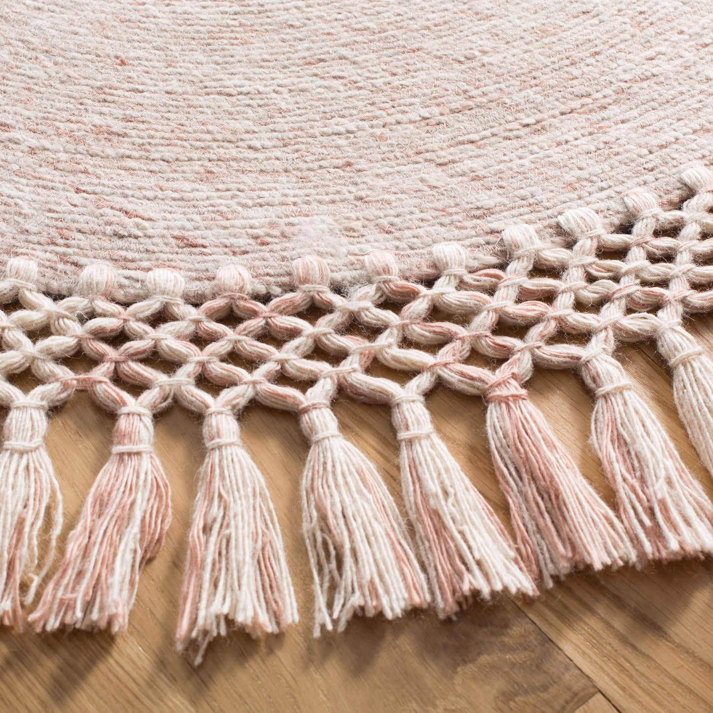 SAFAVIEH Sahara Collection Area Rug - 6' Round, Pink, Handmade Boho Tassel, Ideal for High Traffic Areas in Living Room, Bedroom (SAH490U)