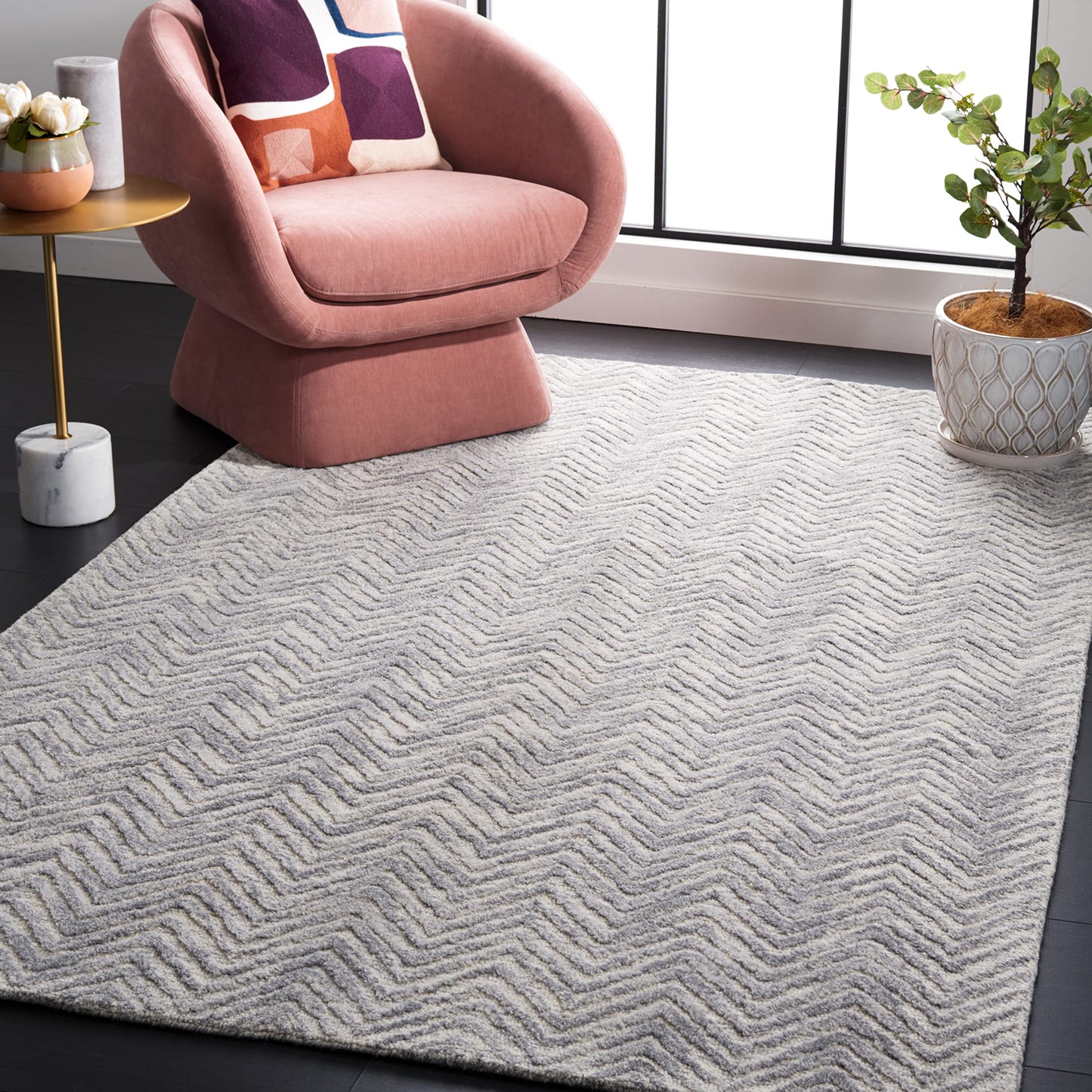 SAFAVIEH Metro Collection Accent Rug - 3' x 5', Silver, Handmade Chevron Wool, Ideal for High Traffic Areas in Entryway, Living Room, Bedroom (MET181G)