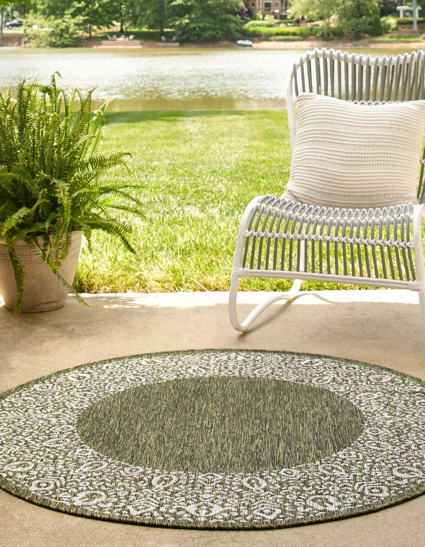 Unique Loom Outdoor Border Collection Area Rug - Floral Border (7' 10" Round, Green/ Ivory)