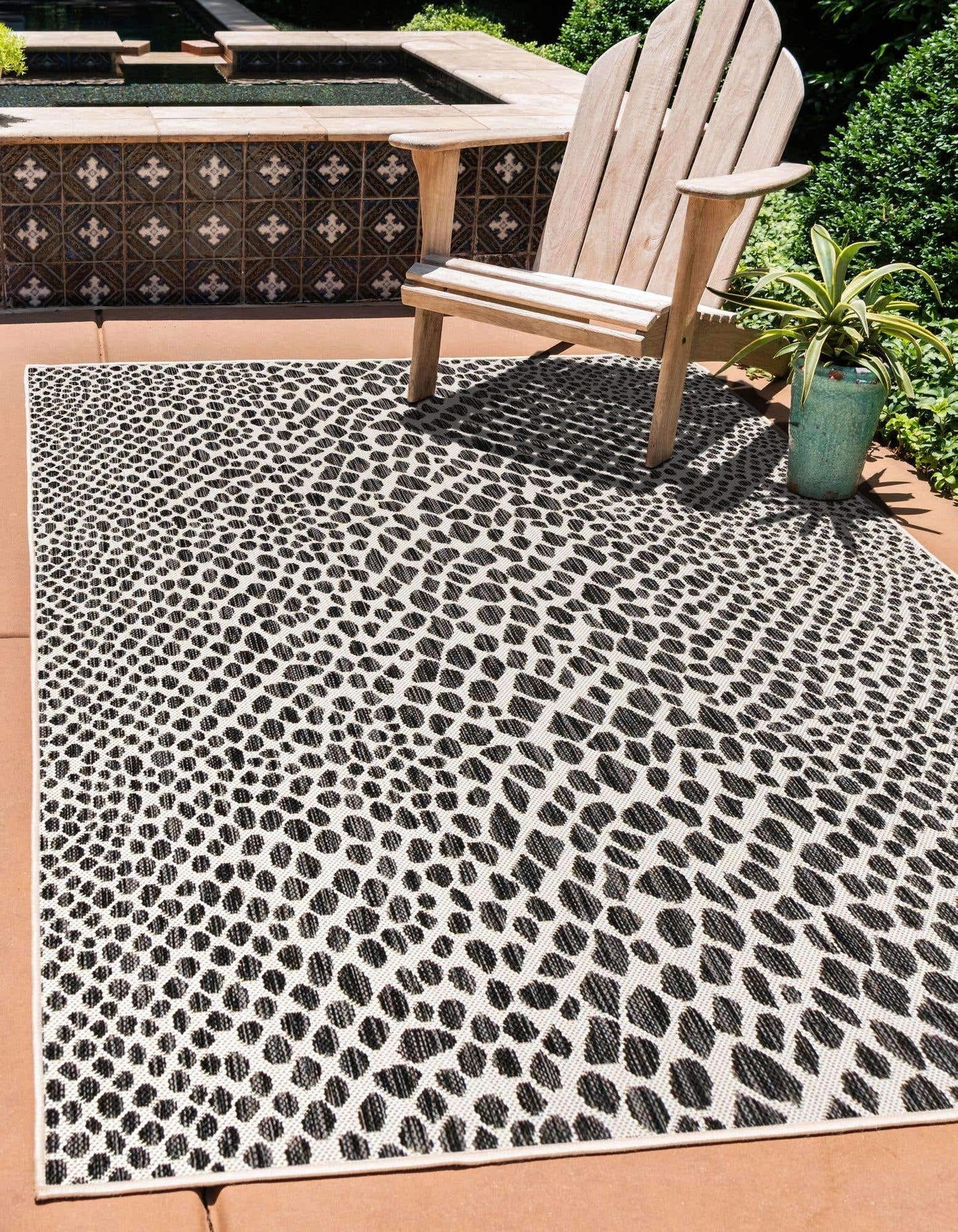 Unique Loom Outdoor Collection Area Rug - Cape Town (4' 1' x 6' 1' Rectangle, Black/ Ivory)