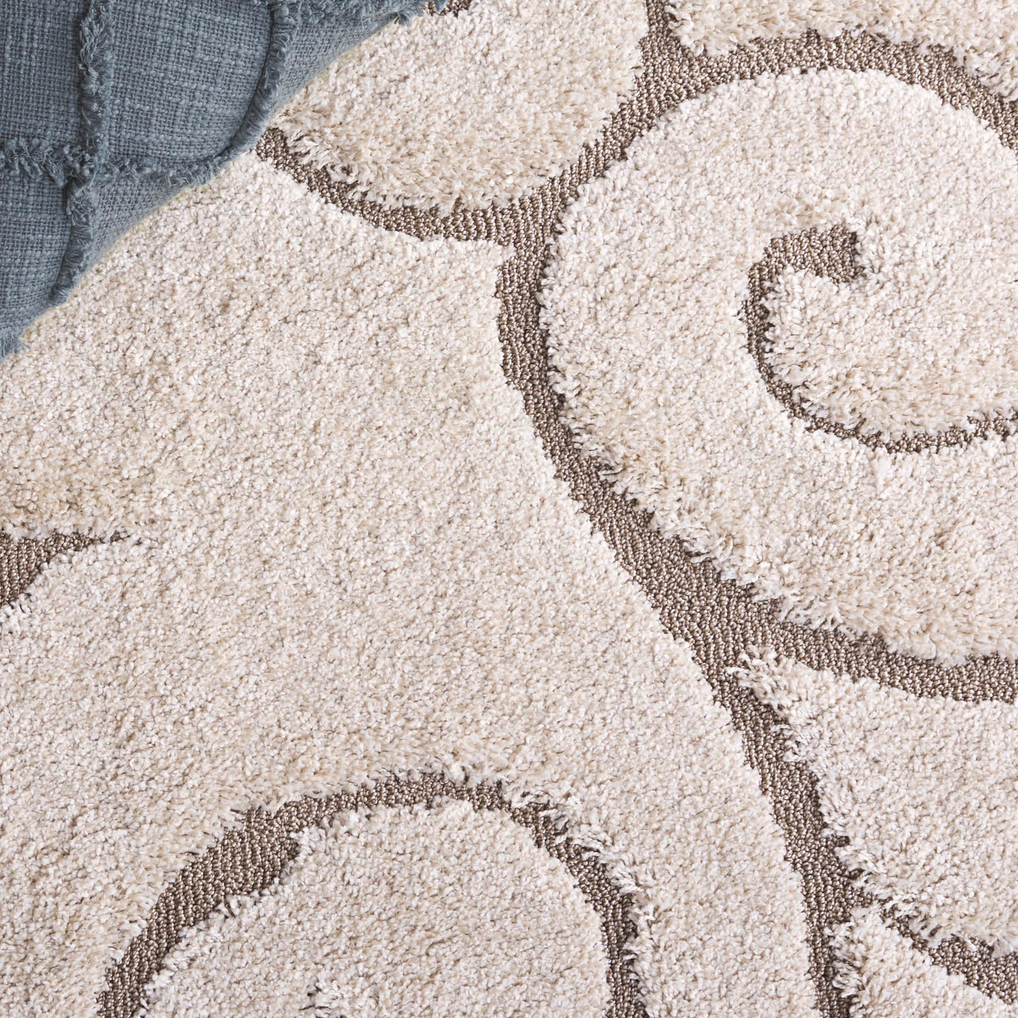 SAFAVIEH Florida Shag Collection Accent Rug - 2'3" x 4', Cream & Beige, Scroll Design, Non-Shedding & Easy Care, High-Low Plush Pile, Ideal for Bedroom, Foyer, Hallway (SG455-1113)