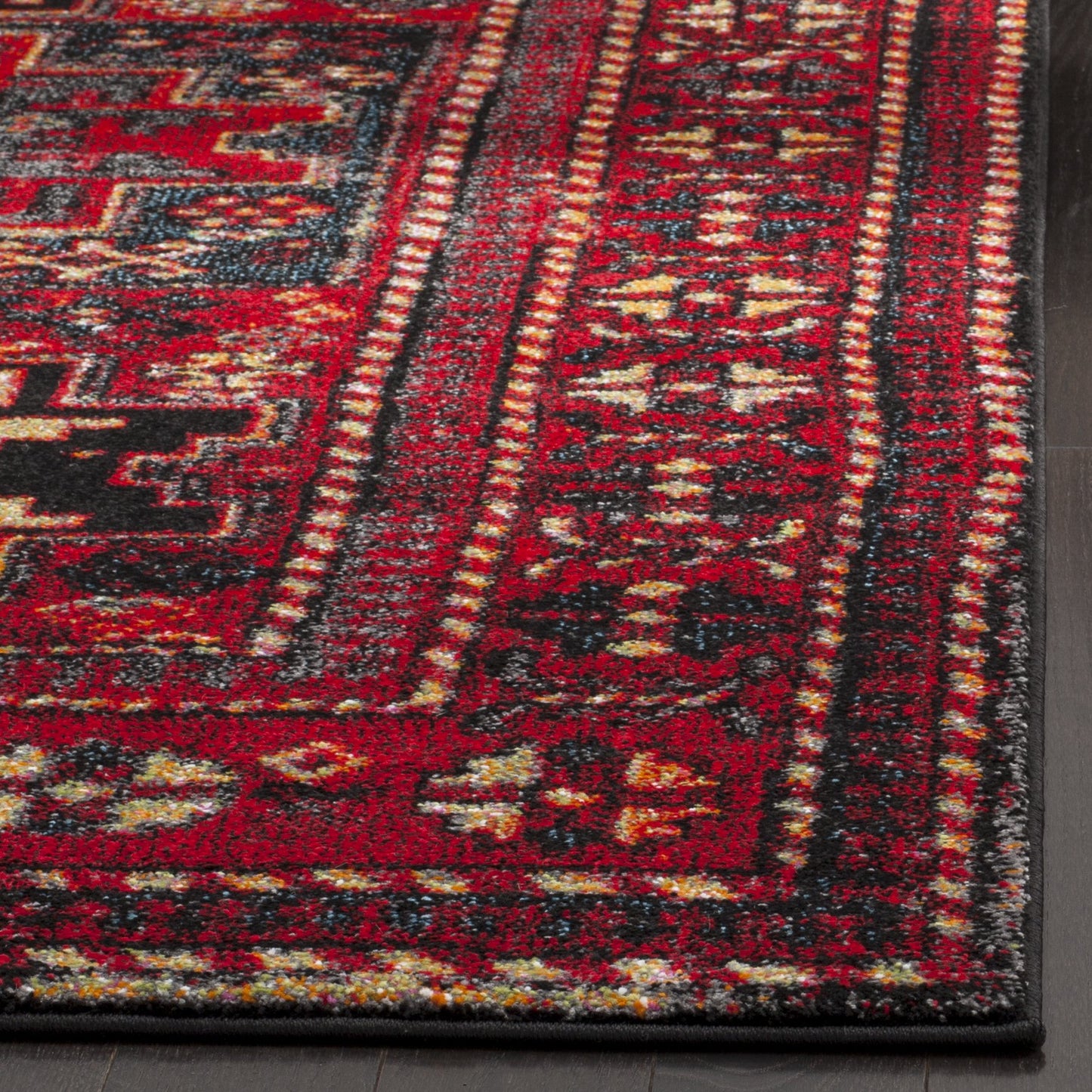 SAFAVIEH Vintage Hamadan Collection Area Rug - 4' Square, Red & Multi, Oriental Traditional Persian Design, Non-Shedding & Easy Care, Ideal for High Traffic Areas in Living Room, Bedroom (VTH213A)