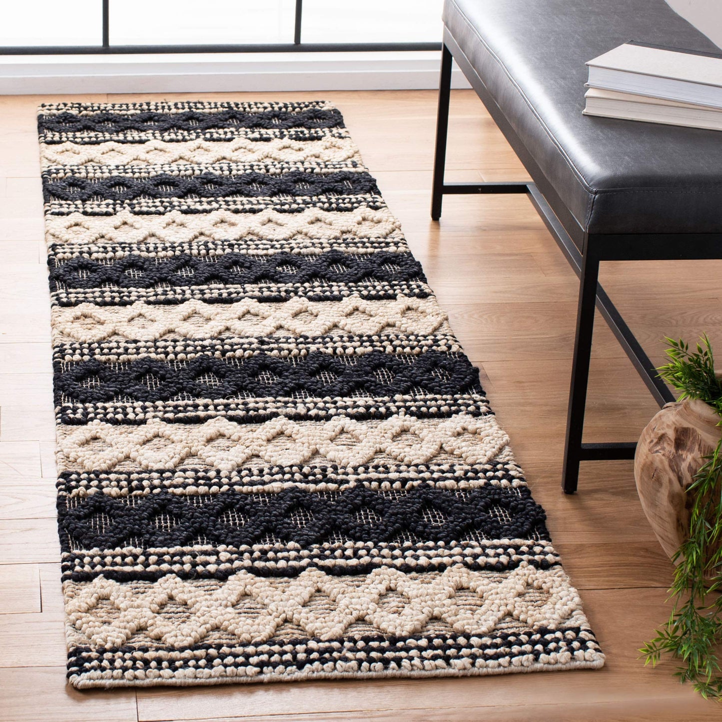 SAFAVIEH Natural Fiber Collection Runner Rug - 2'3" x 8', Black & Ivory, Handmade Boho Moroccan Tribal Jute, Ideal for High Traffic Areas in Living Room, Bedroom (NF568Z)