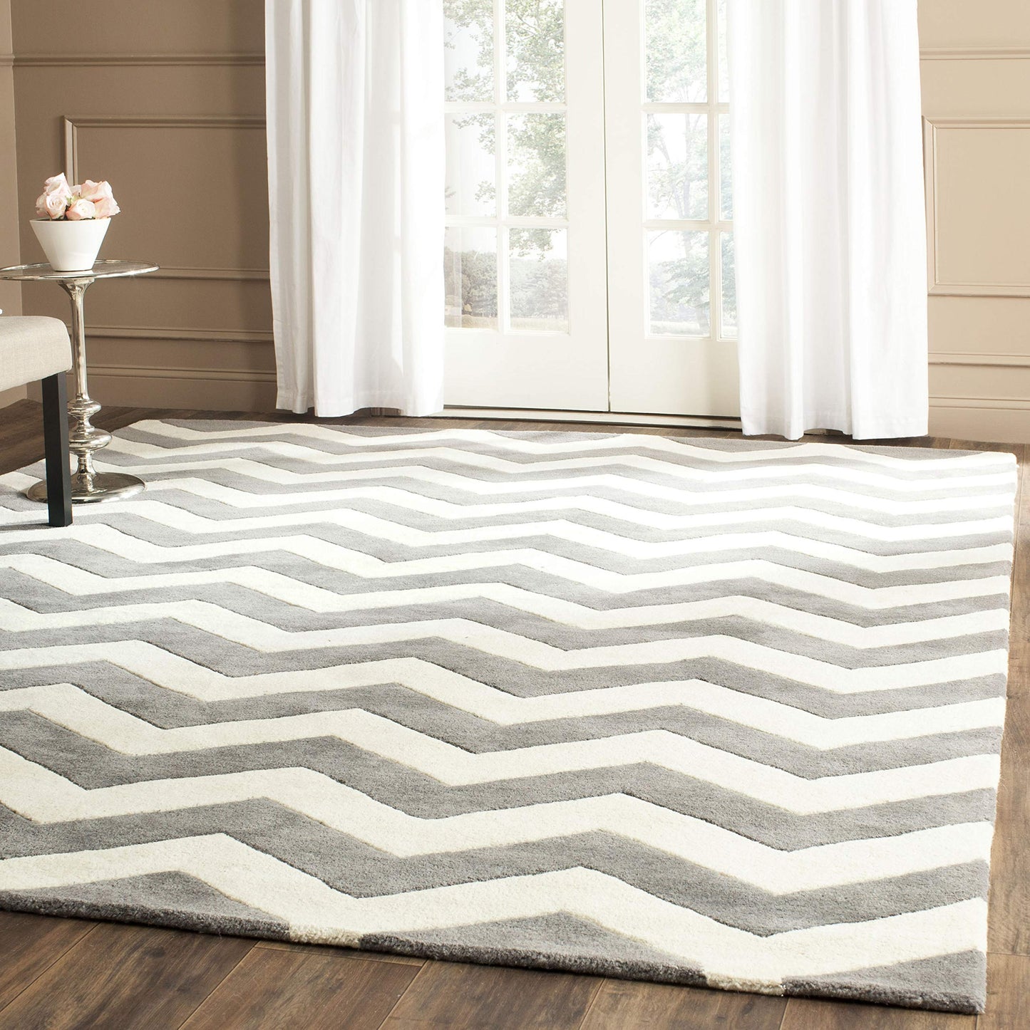 SAFAVIEH Chatham Collection Accent Rug - 4' x 6', Dark Grey & Ivory, Handmade Chevron Wool, Ideal for High Traffic Areas in Entryway, Living Room, Bedroom (CHT715D)