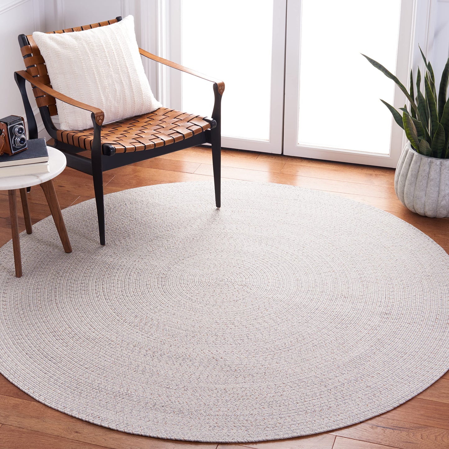 SAFAVIEH Washable Rug Outdoor Braided Collection - 7' Round, Ivory & Light Grey, Handmade & Reversible, Non-Shedding & Easy to Clean, Ideal for Patio, Backyard, Mudroom (BRA201A)