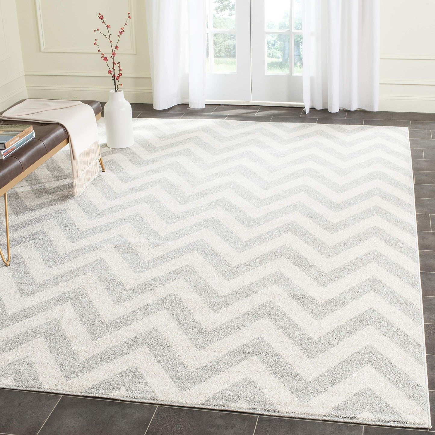 SAFAVIEH Area Rug 8x10 - Amherst Collection - Large - Light Grey & Beige, Chevron Pattern, Non-Shedding & Easy Cleaning, Ideal for Living Room, Bedroom, Office, Dining Space (AMT419B)