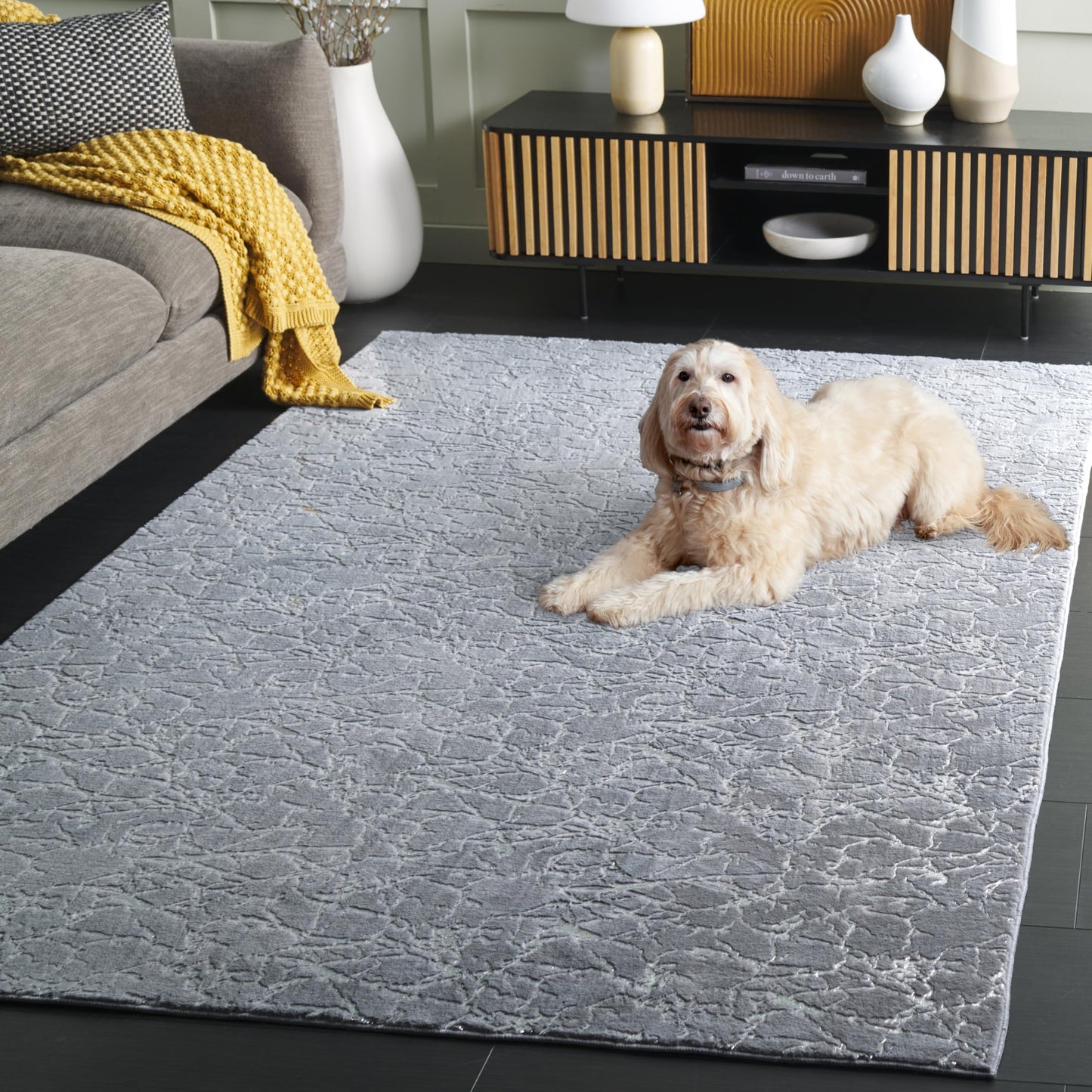 SAFAVIEH Faux Rabbit Fur Metallic Collection Area Rug - 4' x 6', Grey & Silver, Slip Resistant & Easy Cleaning, Ideal for Living Room, Bedroom, Dining Space (FRF300F)