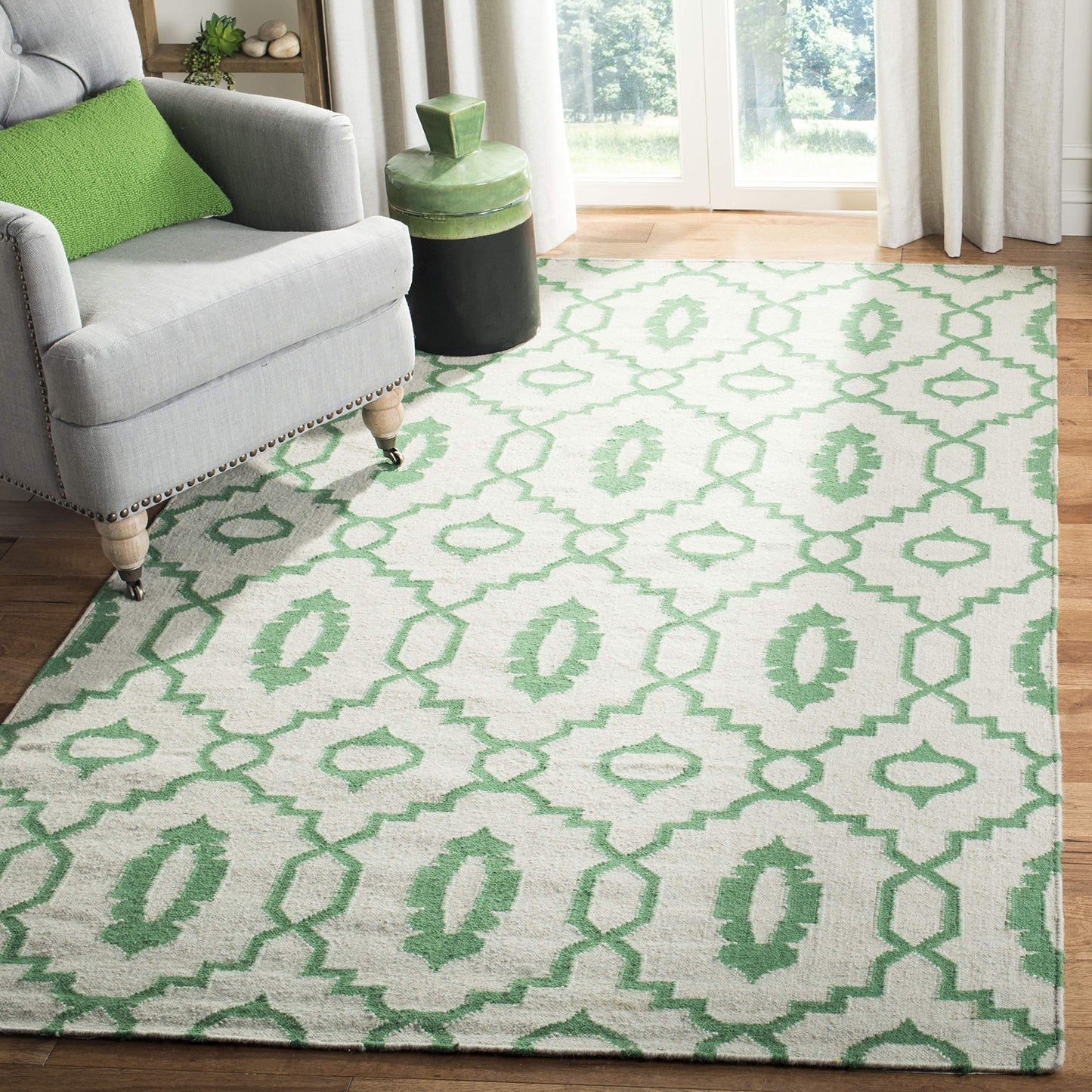 SAFAVIEH Dhurries Collection Area Rug - 8' Square, Ivory & Green, Handmade Flat Weave Wool, Ideal for High Traffic Areas in Living Room, Bedroom (DHU205B)