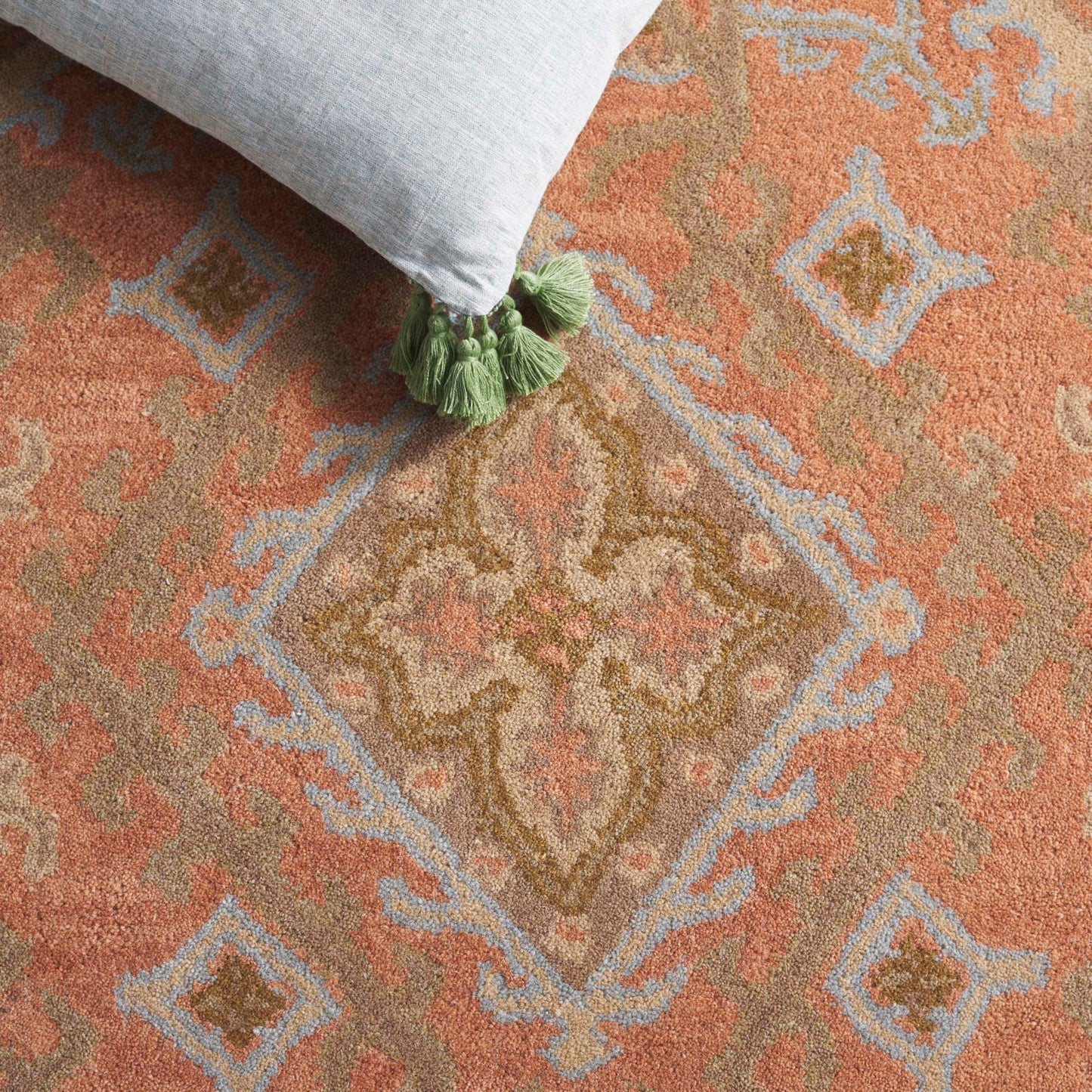 SAFAVIEH Wyndham Collection Accent Rug - 4' x 6', Terracotta, Handmade Modern Wool, Ideal for High Traffic Areas in Entryway, Living Room, Bedroom (WYD203A)