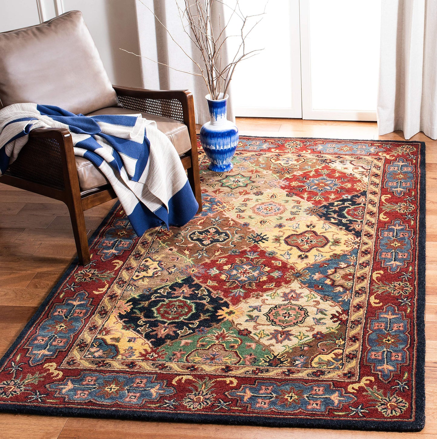SAFAVIEH Heritage Collection Accent Rug - 4' x 6', Red & Multi, Handmade Traditional Oriental Wool, Ideal for High Traffic Areas in Entryway, Living Room, Bedroom (HG926A)
