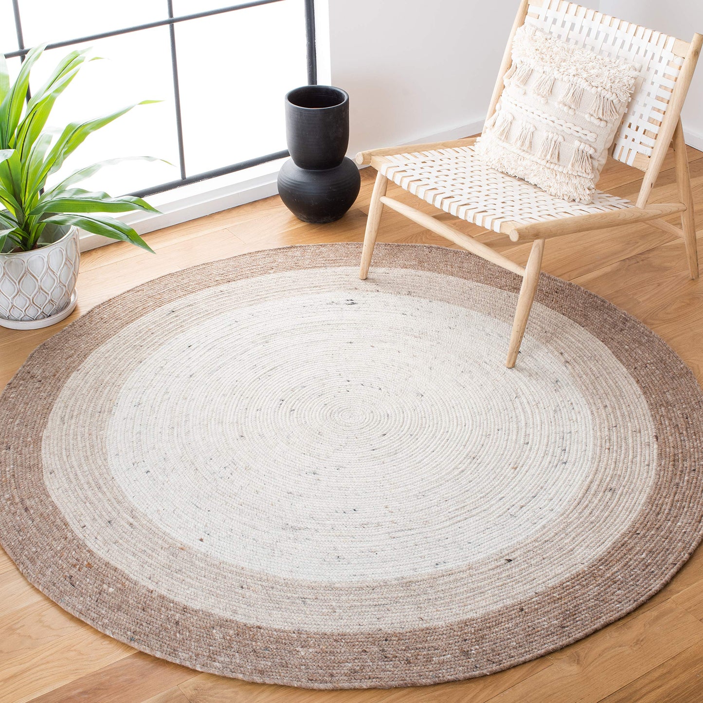 SAFAVIEH Braided Collection 4' Round Beige/Ivory BRD903B Handmade Country Cottage Reversible Wool Entryway Foyer Living Room Bedroom Kitchen Area Rug