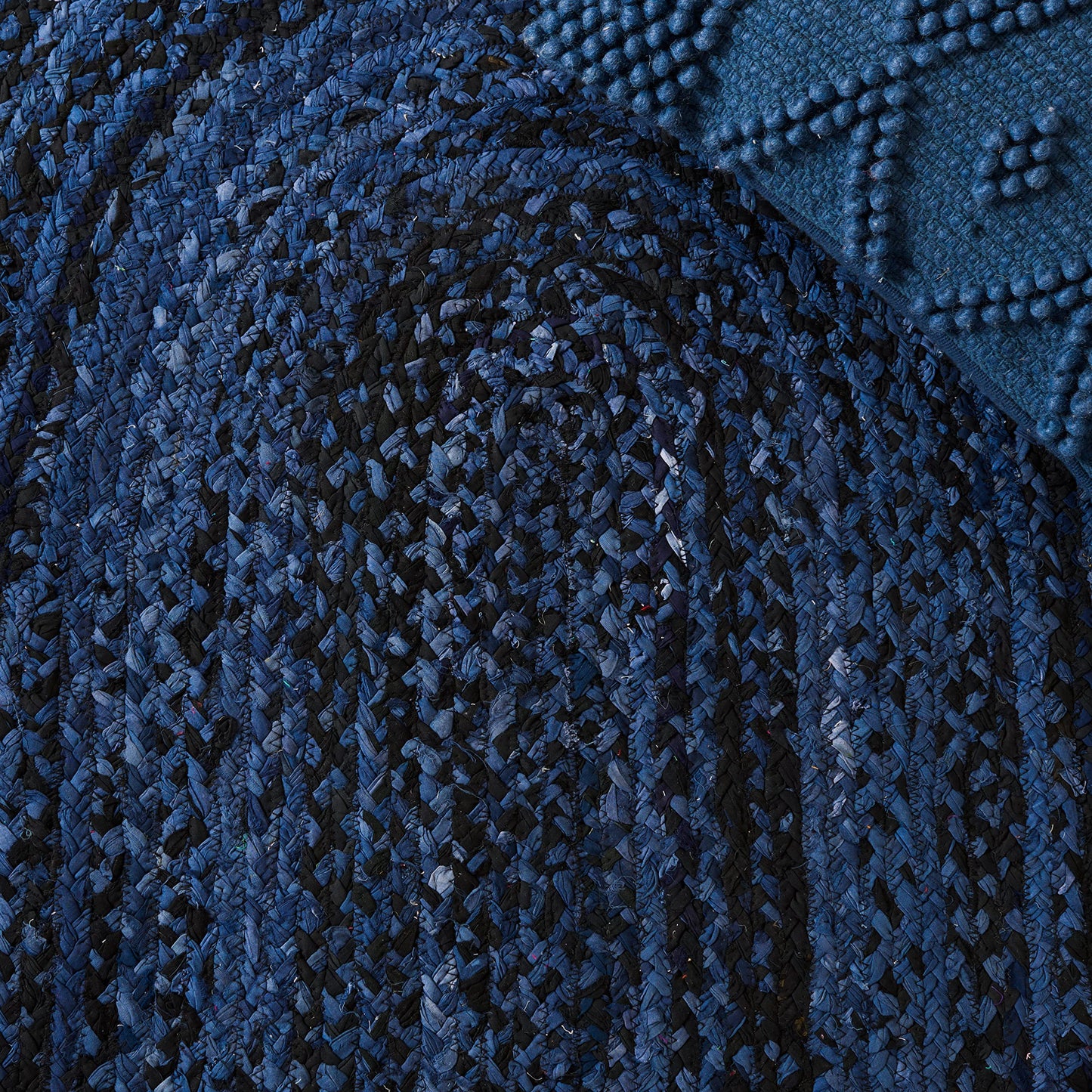 SAFAVIEH Braided Collection Area Rug - 5' Round, Navy & Black, Handmade Country Cottage Reversible Cotton, Ideal for High Traffic Areas in Living Room, Bedroom (BRD452N)