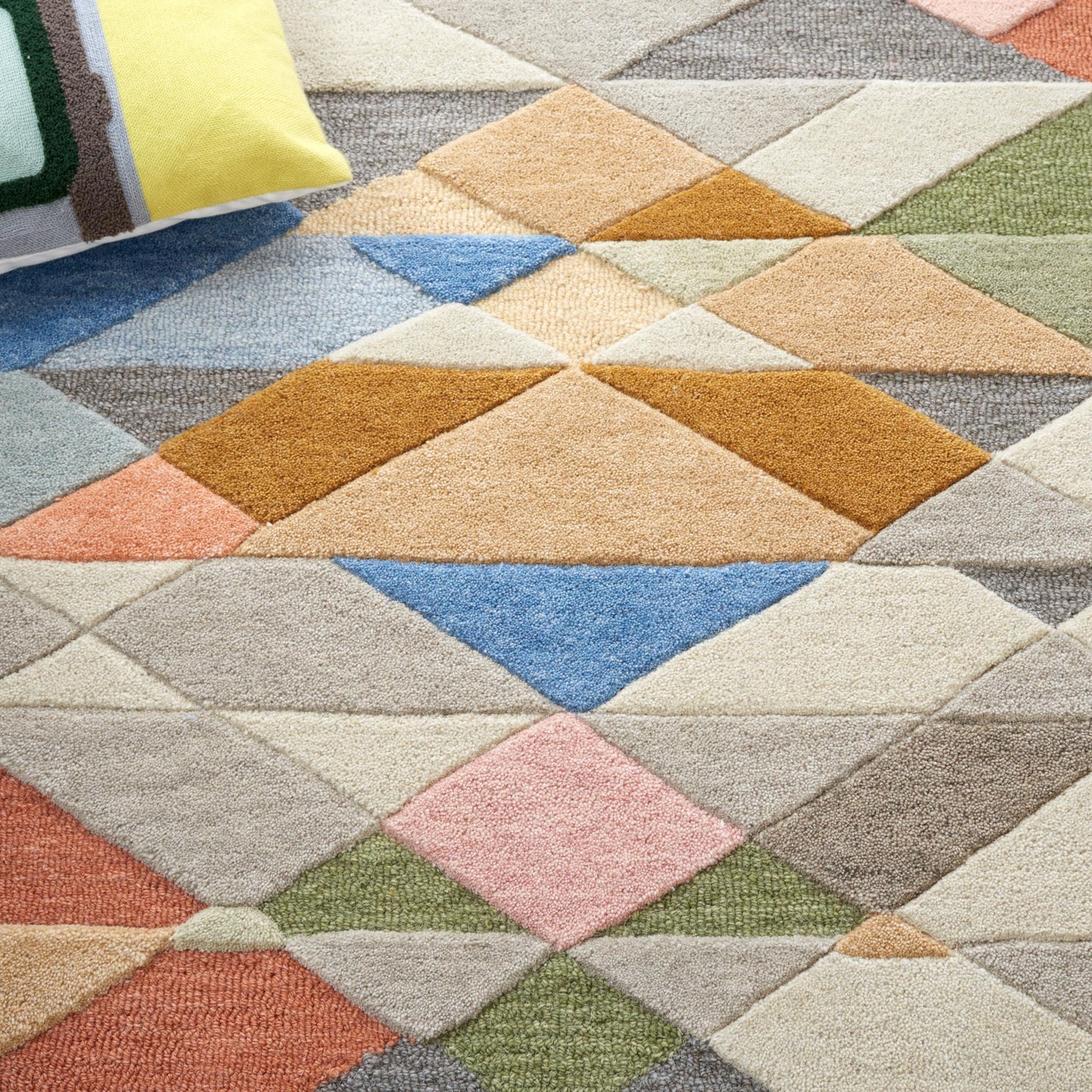 Safavieh Rodeo Drive Collection Area Rug - 4' x 6', Grey & Blush, Geometric Design, Handmade Wool, Ideal for High Traffic Areas in Living Room, Bedroom, Dining (RD454F-4)