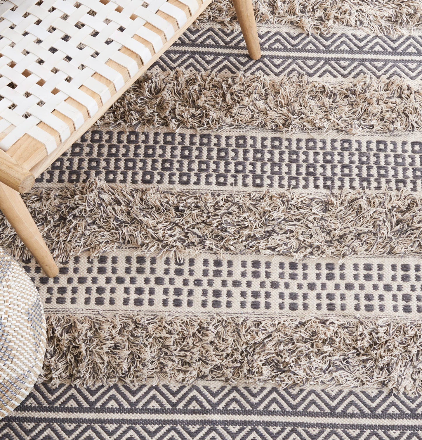 SAFAVIEH Natura Collection Accent Rug - 4' x 6', Grey & Ivory, Flat Weave Cotton Design, Easy Care, Ideal for High Traffic Areas in Entryway, Living Room, Bedroom (NAT928F)