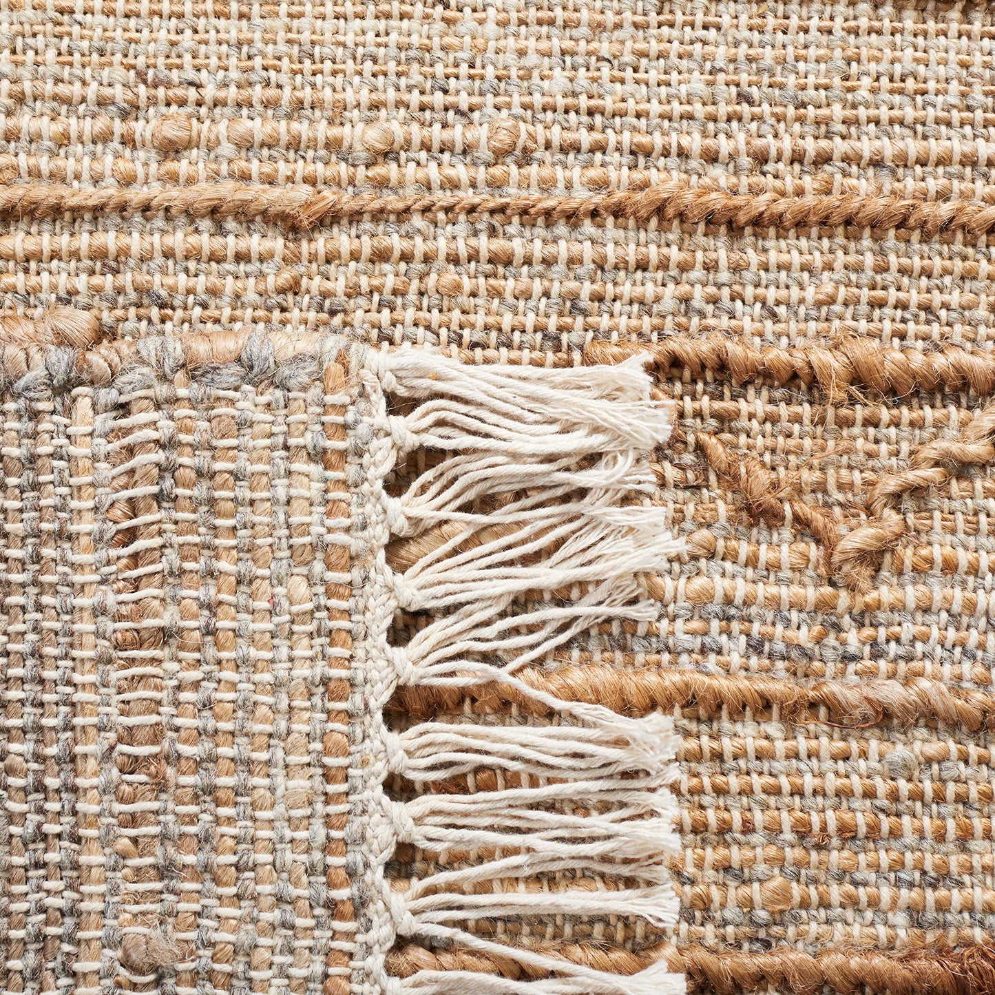 SAFAVIEH Natural Fiber Collection Accent Rug - 4' x 6', Natural, Handmade Boho Fringe Jute, Ideal for High Traffic Areas in Entryway, Living Room, Bedroom (NFB404A)
