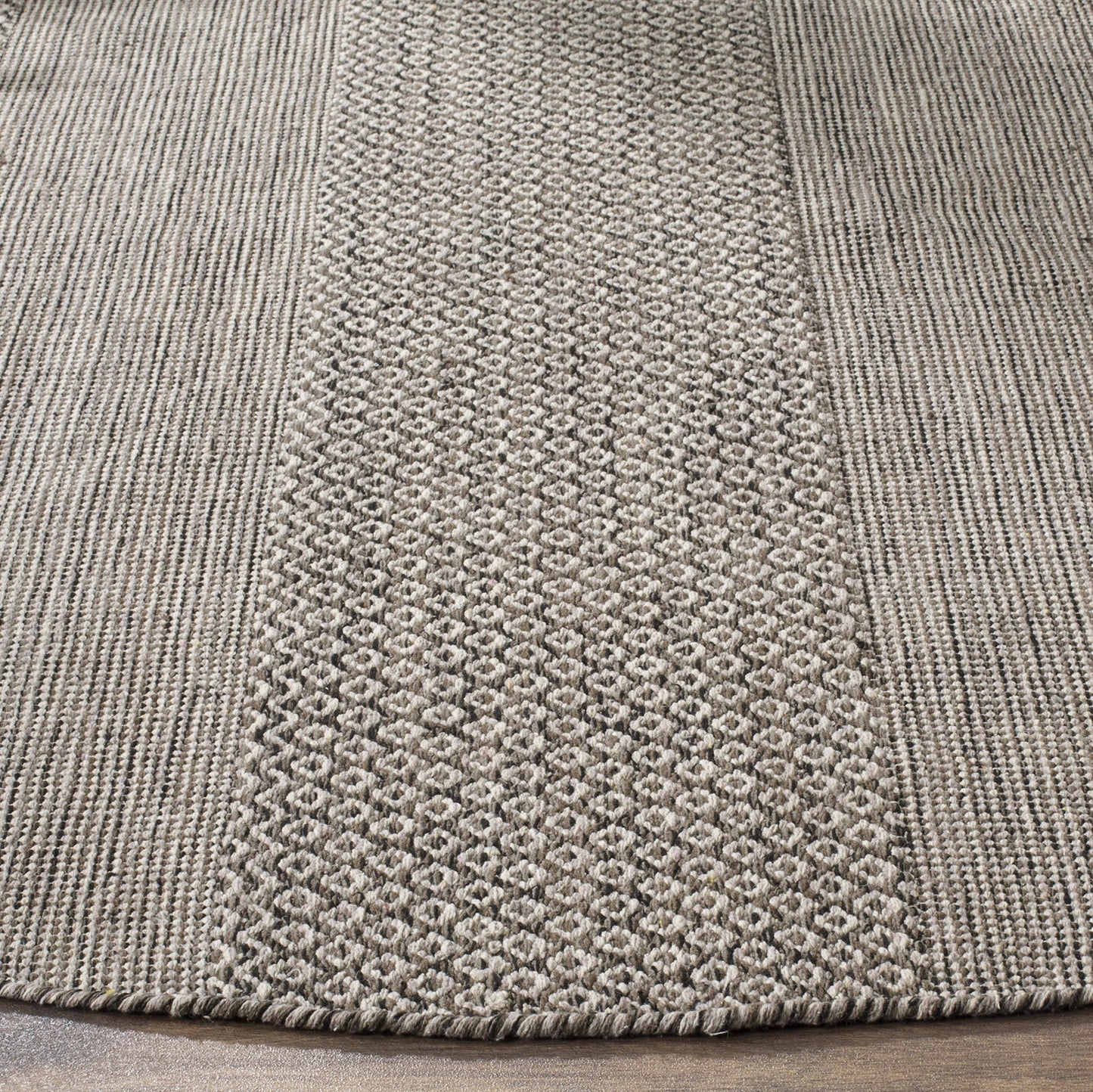 SAFAVIEH Montauk Collection Area Rug - 8' Round, Ivory & Anthracite, Handmade Flat Weave Boho Farmhouse Cotton Tassel Fringe, Ideal for High Traffic Areas in Living Room, Bedroom (MTK330N)