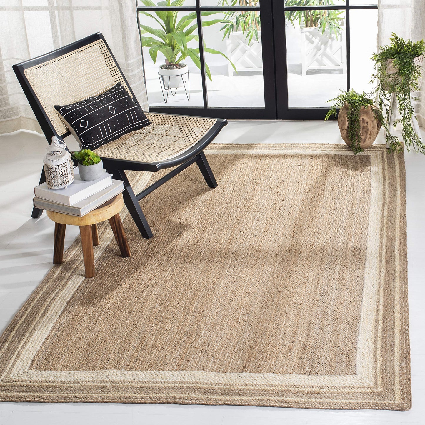 SAFAVIEH Natural Fiber Collection Accent Rug - 4' x 6', Ivory & Natural, Handmade Border Farmhouse Jute, Ideal for High Traffic Areas in Entryway, Living Room, Bedroom (NF109A)