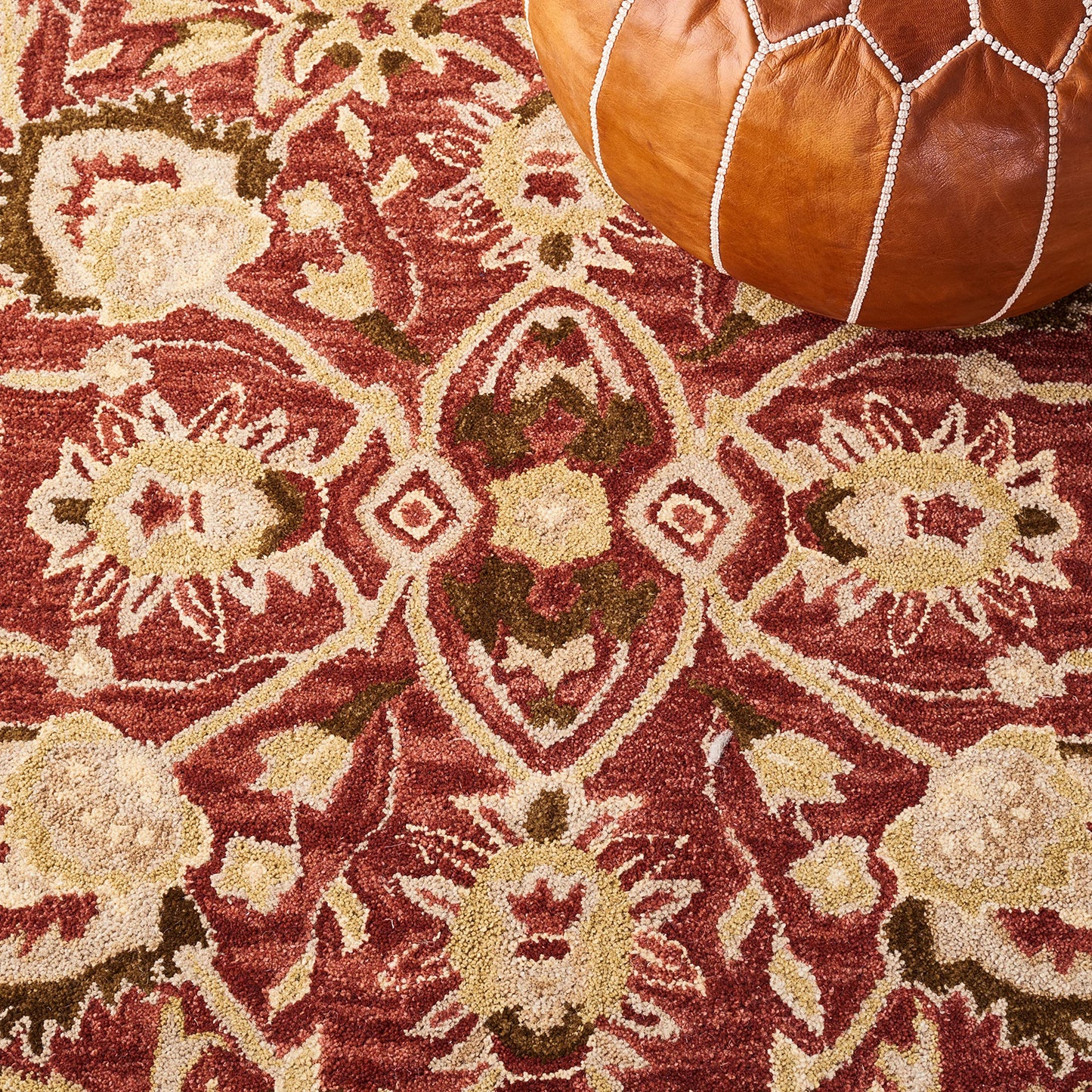 SAFAVIEH Antiquity Collection Accent Rug - 4' x 6', Red & Beige, Handmade Traditional Wool, Ideal for High Traffic Areas in Entryway, Living Room, Bedroom (AT65Q)