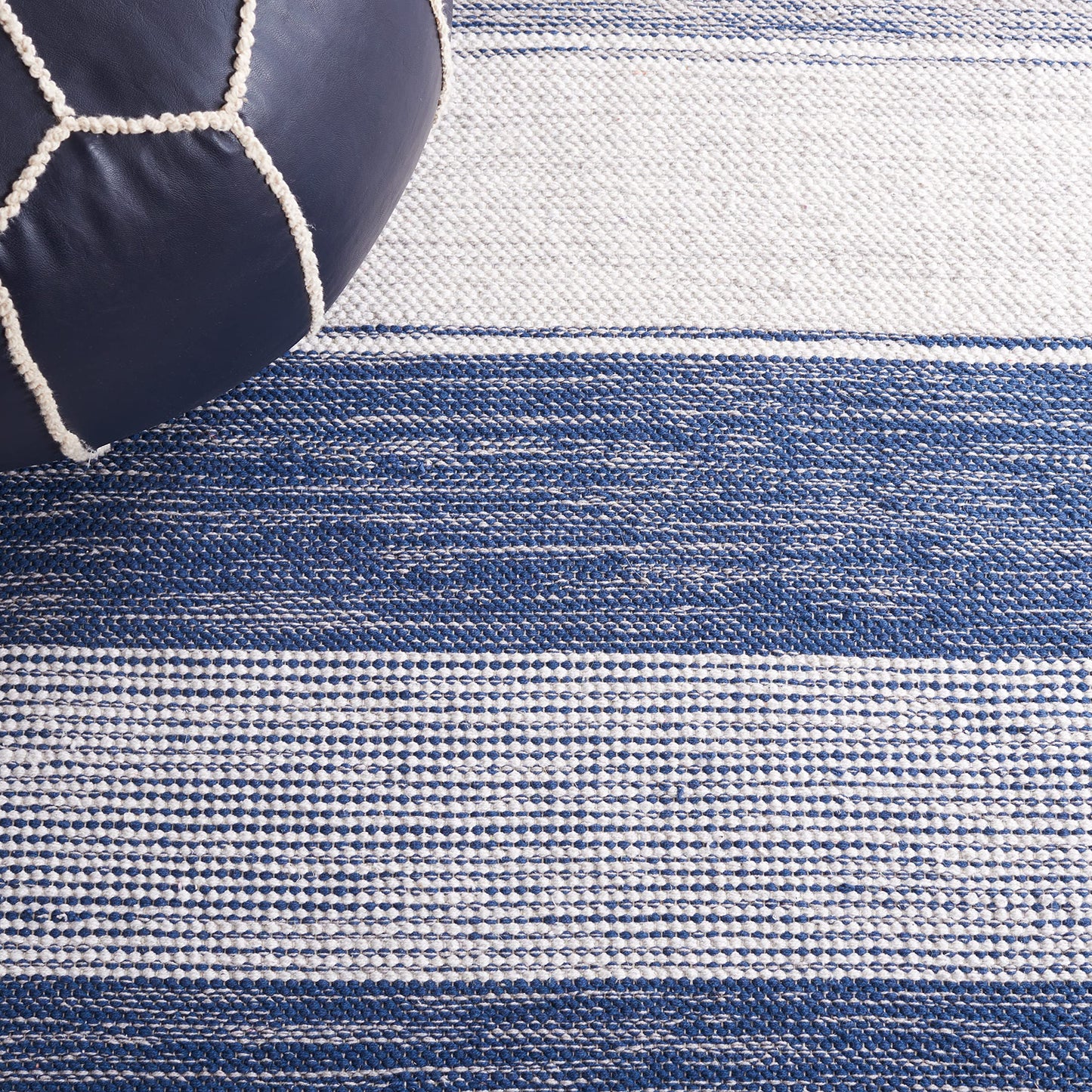 SAFAVIEH Striped Kilim Collection Accent Rug - 4' x 6', Grey & Blue, Flat Weave Cotton Design, Easy Care, Ideal for High Traffic Areas in Entryway, Living Room, Bedroom (STK804M)
