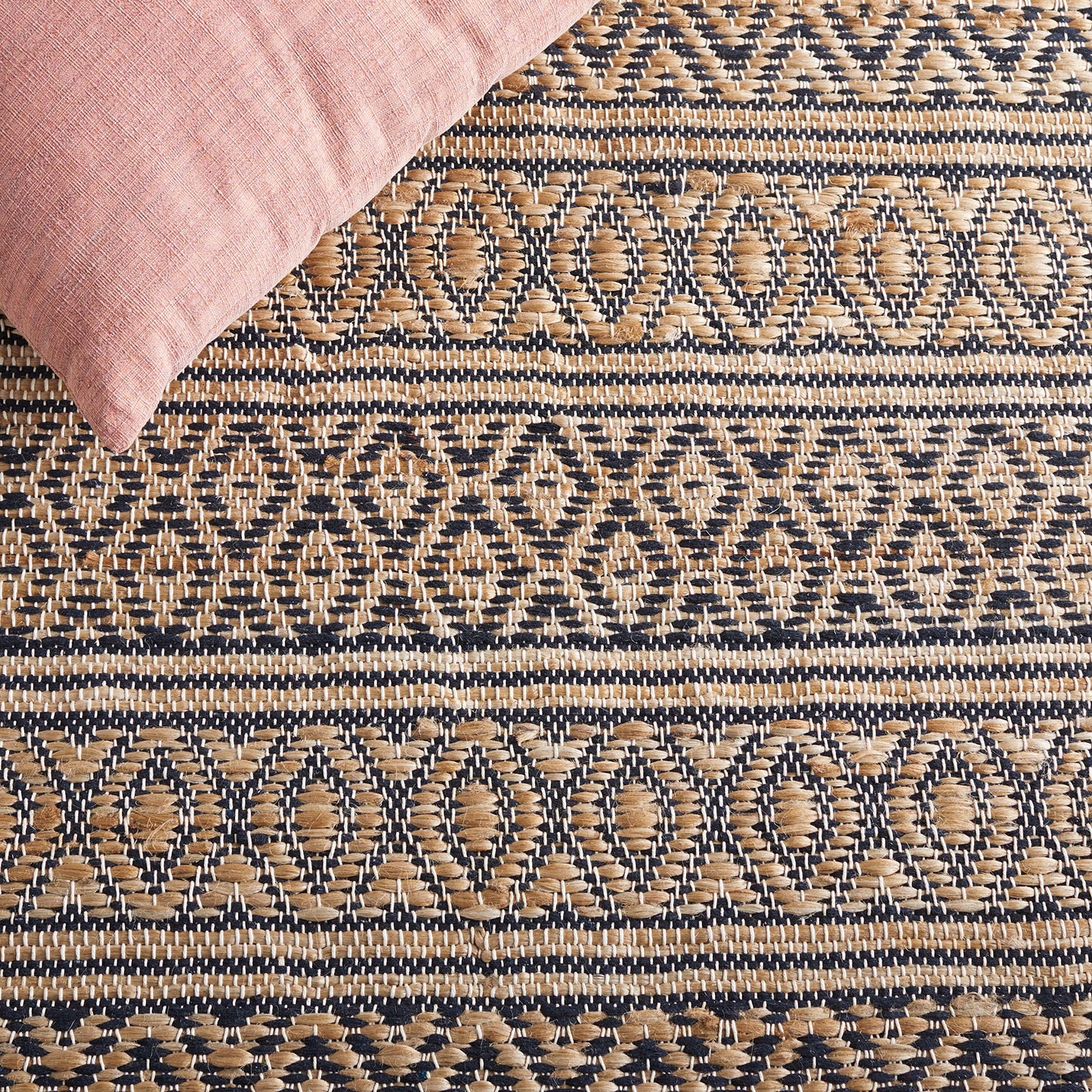 SAFAVIEH Natural Fiber Collection Area Rug - 5' x 8', Black & Natural, Flat Weave Farmhouse Geometric Jute Design, Ideal for High Traffic Areas in Living Room, Bedroom (NF379Z)