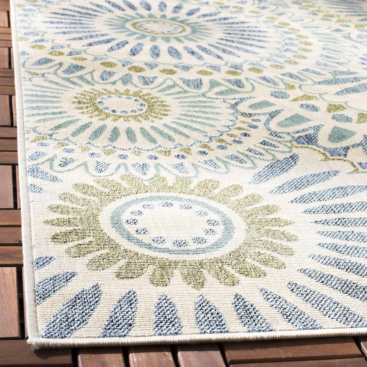 SAFAVIEH Washable Rug Outdoor Veranda Collection - 5'3" x 7'7", Cream & Green, Non-Shedding & Easy to Clean, Ideal for Patio, Backyard, Mudroom (VER091-0614)