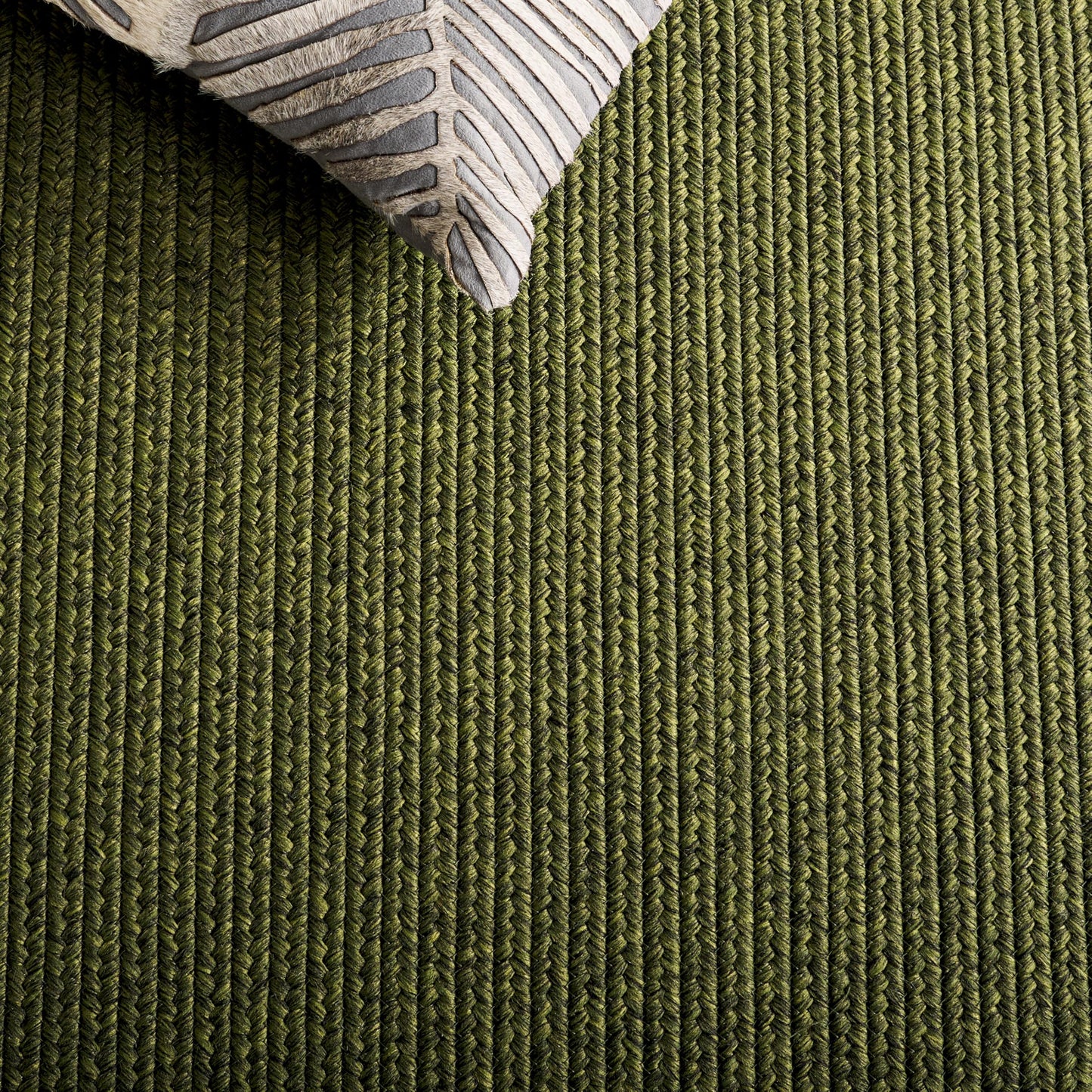 SAFAVIEH Washable Rug Outdoor Braided Collection - 6' x 9' Oval, Green, Handmade & Reversible, Non-Shedding & Easy to Clean, Ideal for Patio, Backyard, Mudroom (BRD315A)